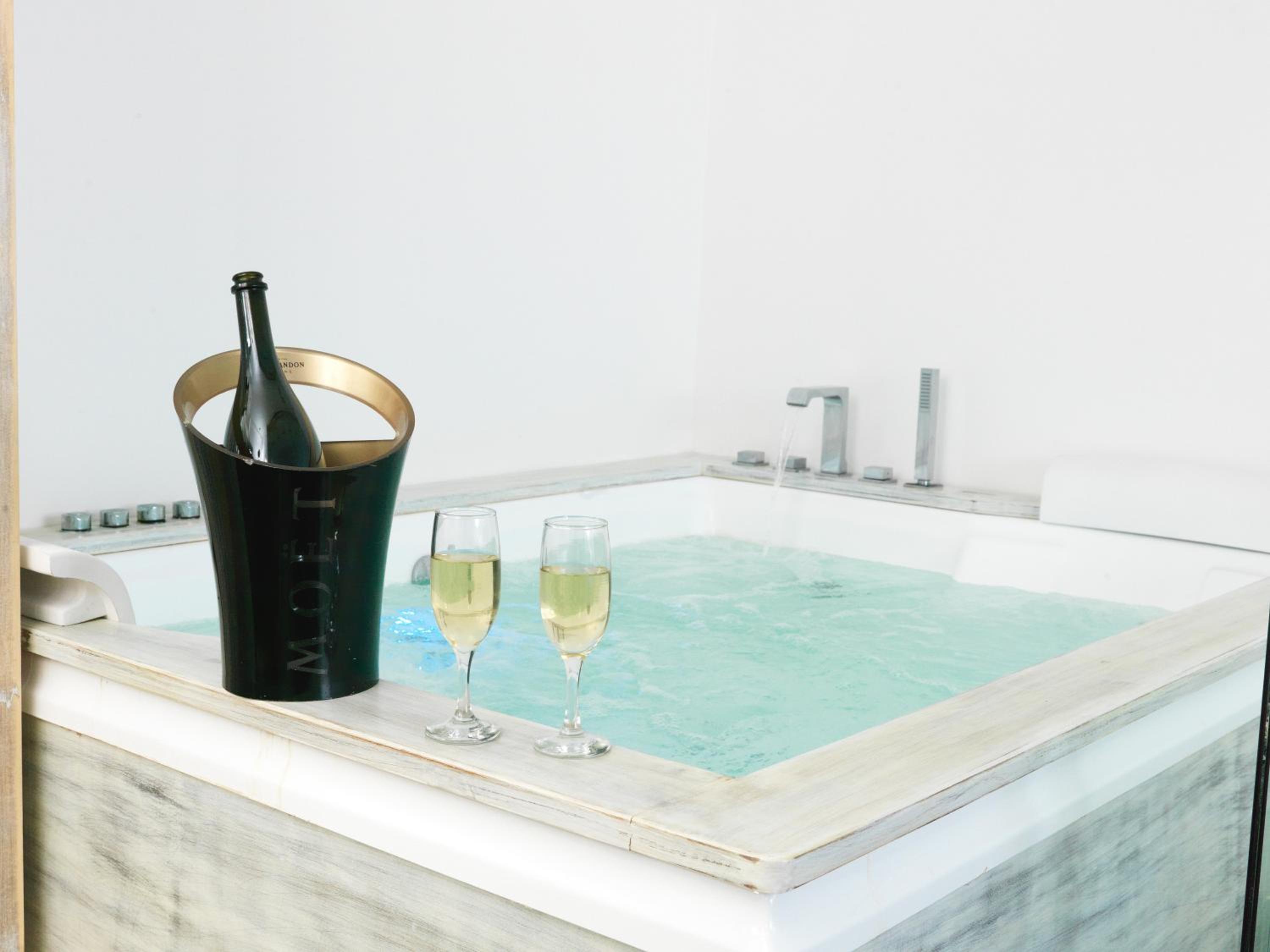 Suite with Jacuzzi photo 2
