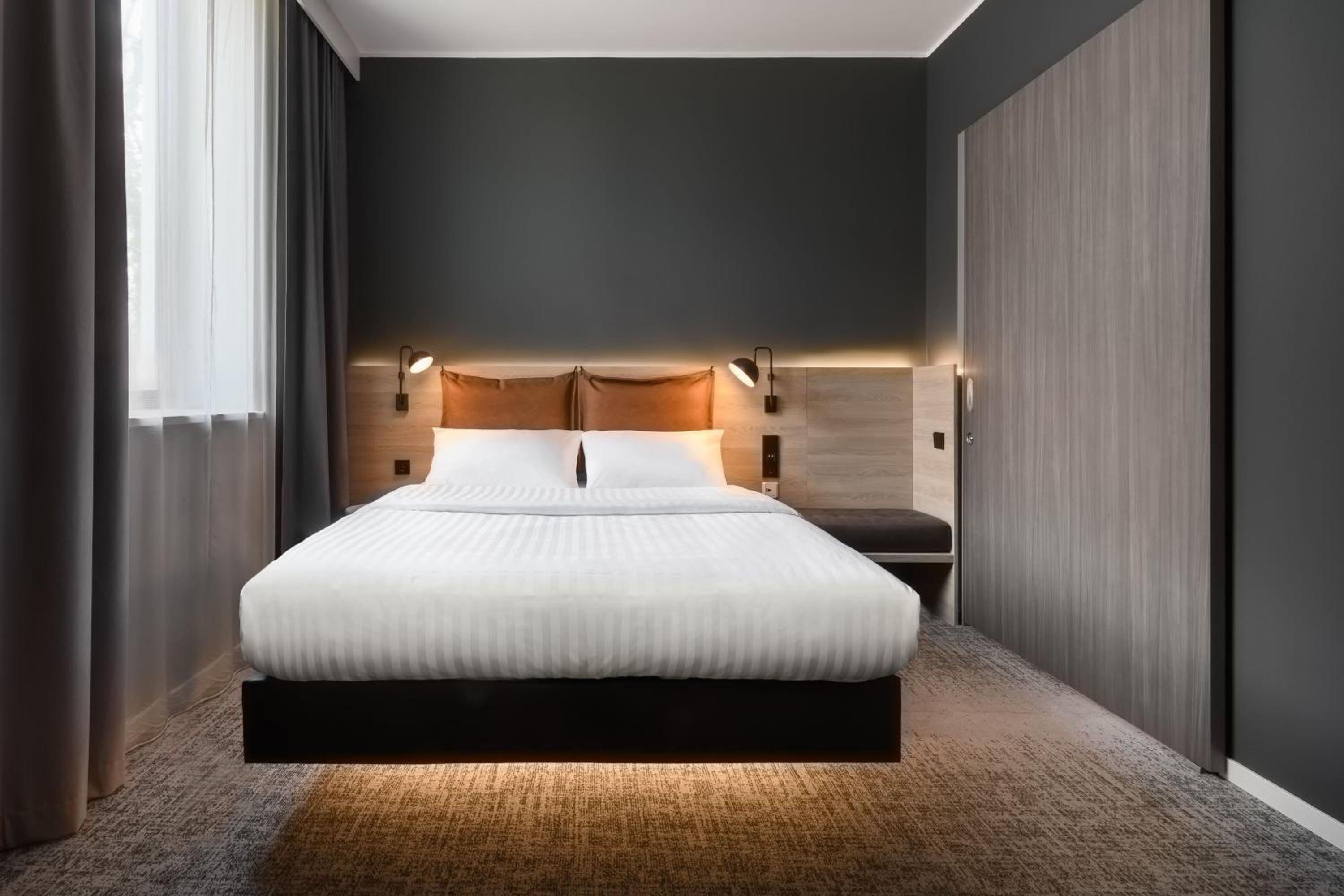 Moxy Sleeper, Guest room, 1 Queen - Photo 3
