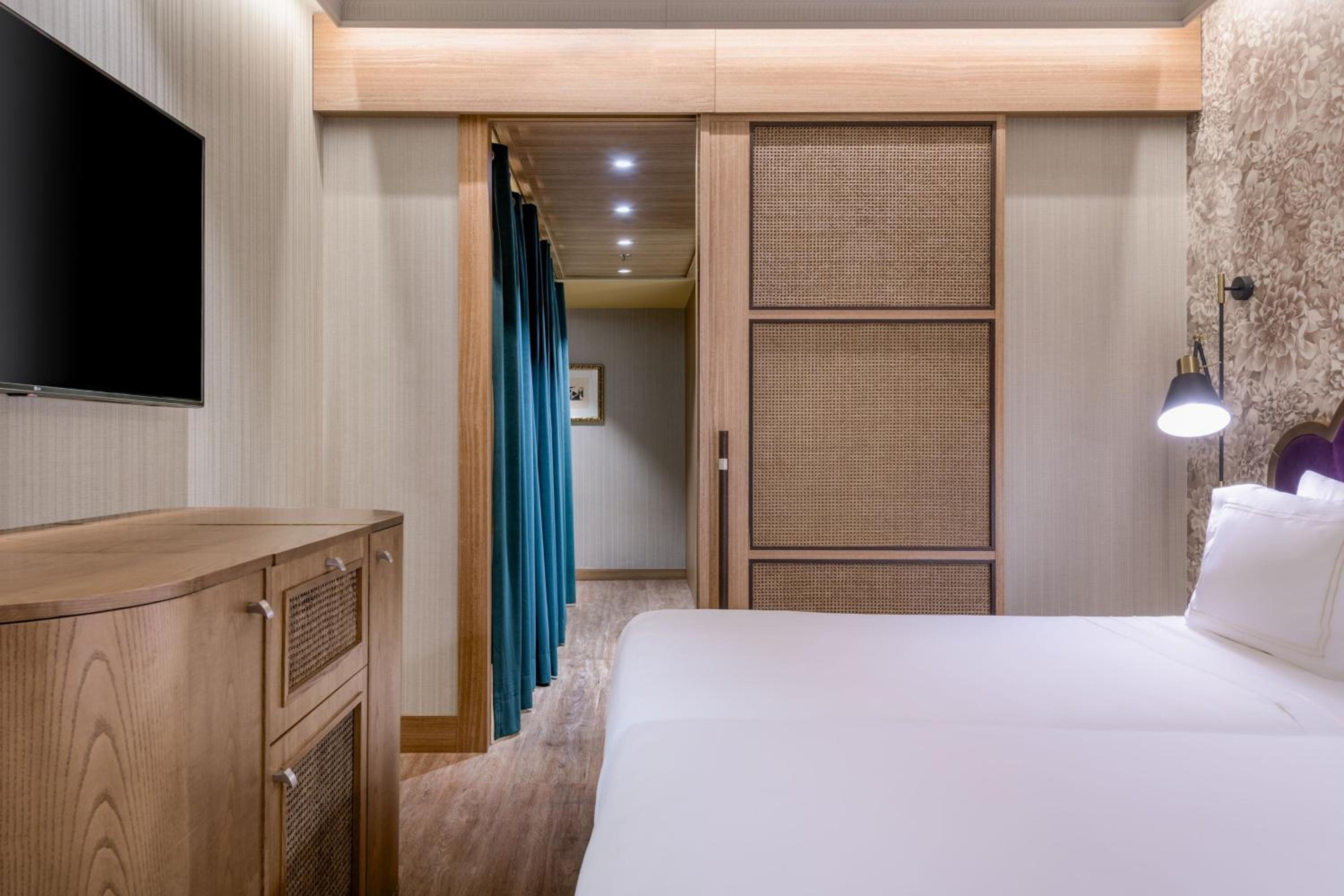 Grand Deluxe Twin Room with City View