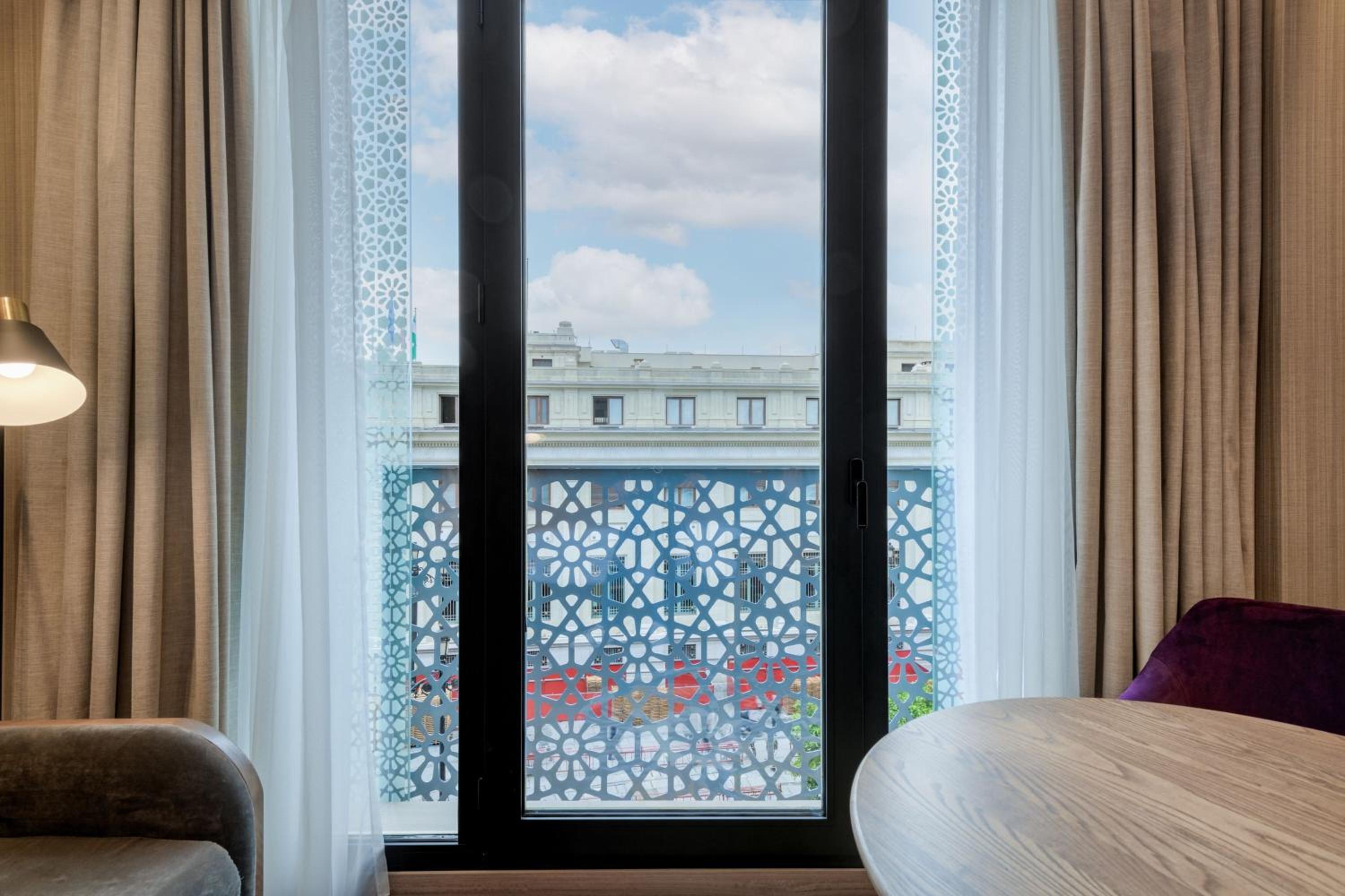 Gran Deluxe King Room with City View thumbnail 5