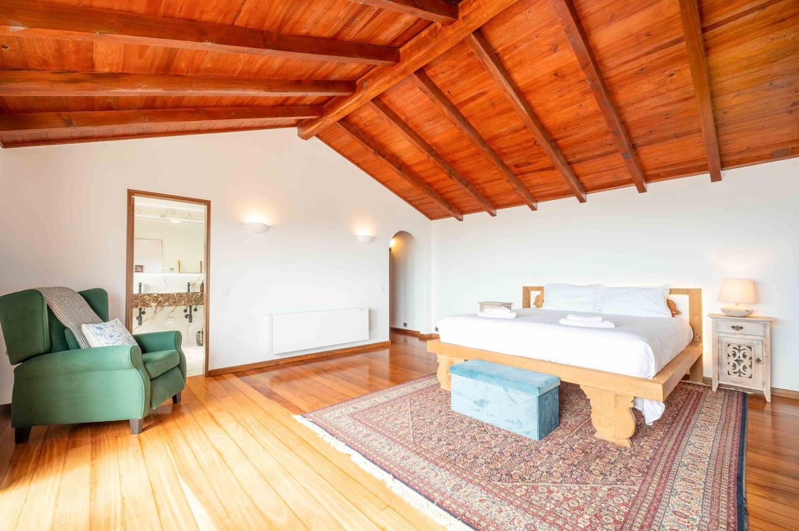 Five-Bedroom House photo 3