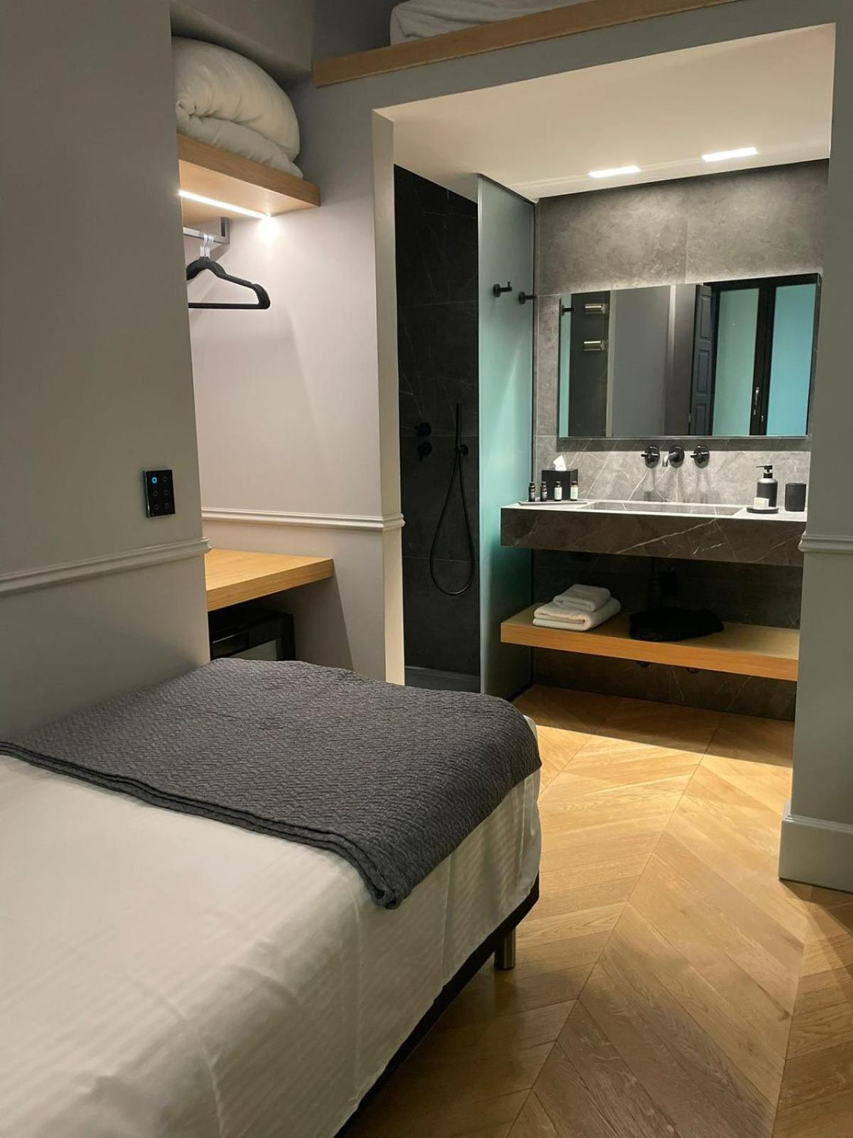 Small Single Room photo 3