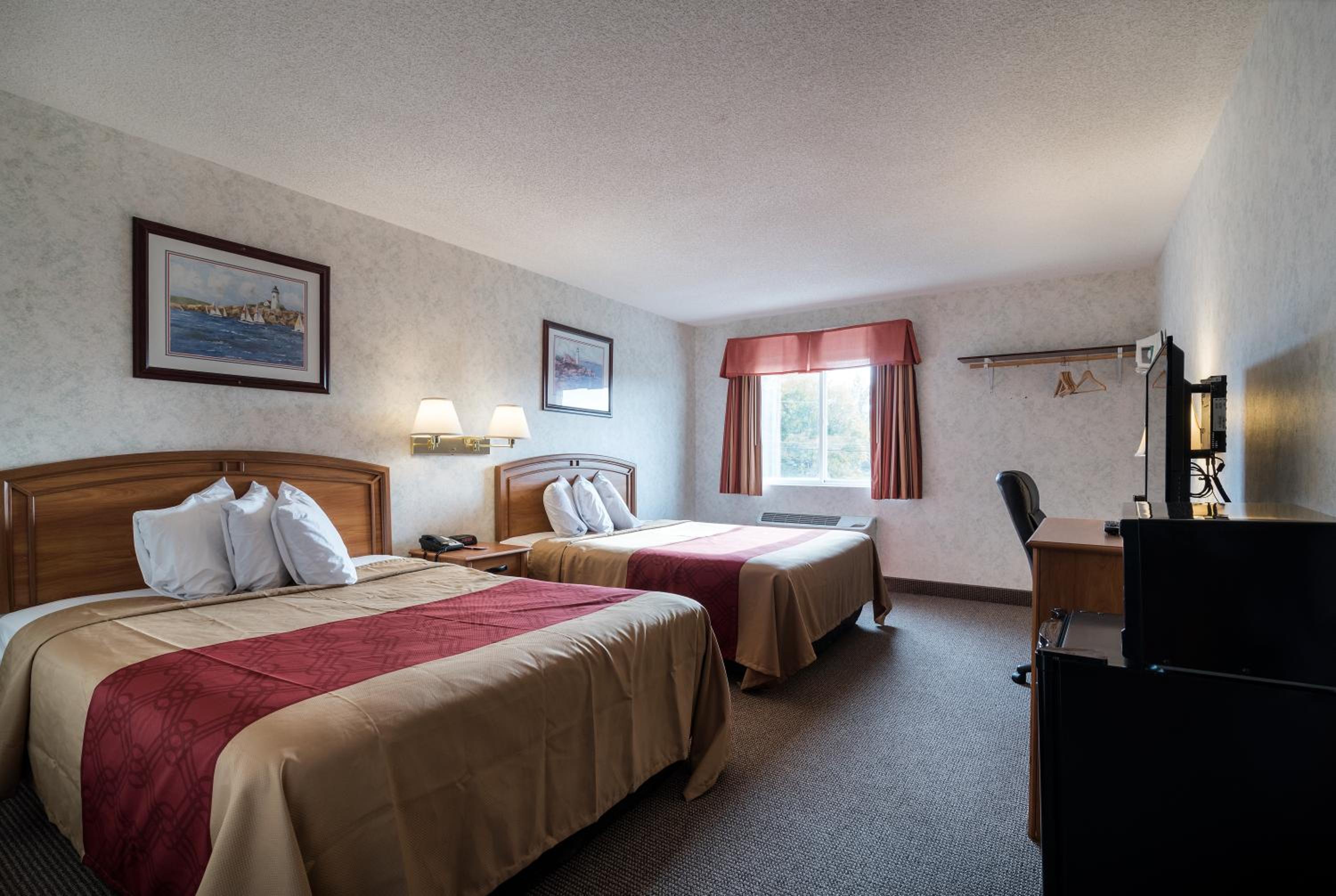 Queen Room with Two Queen Beds photo 3