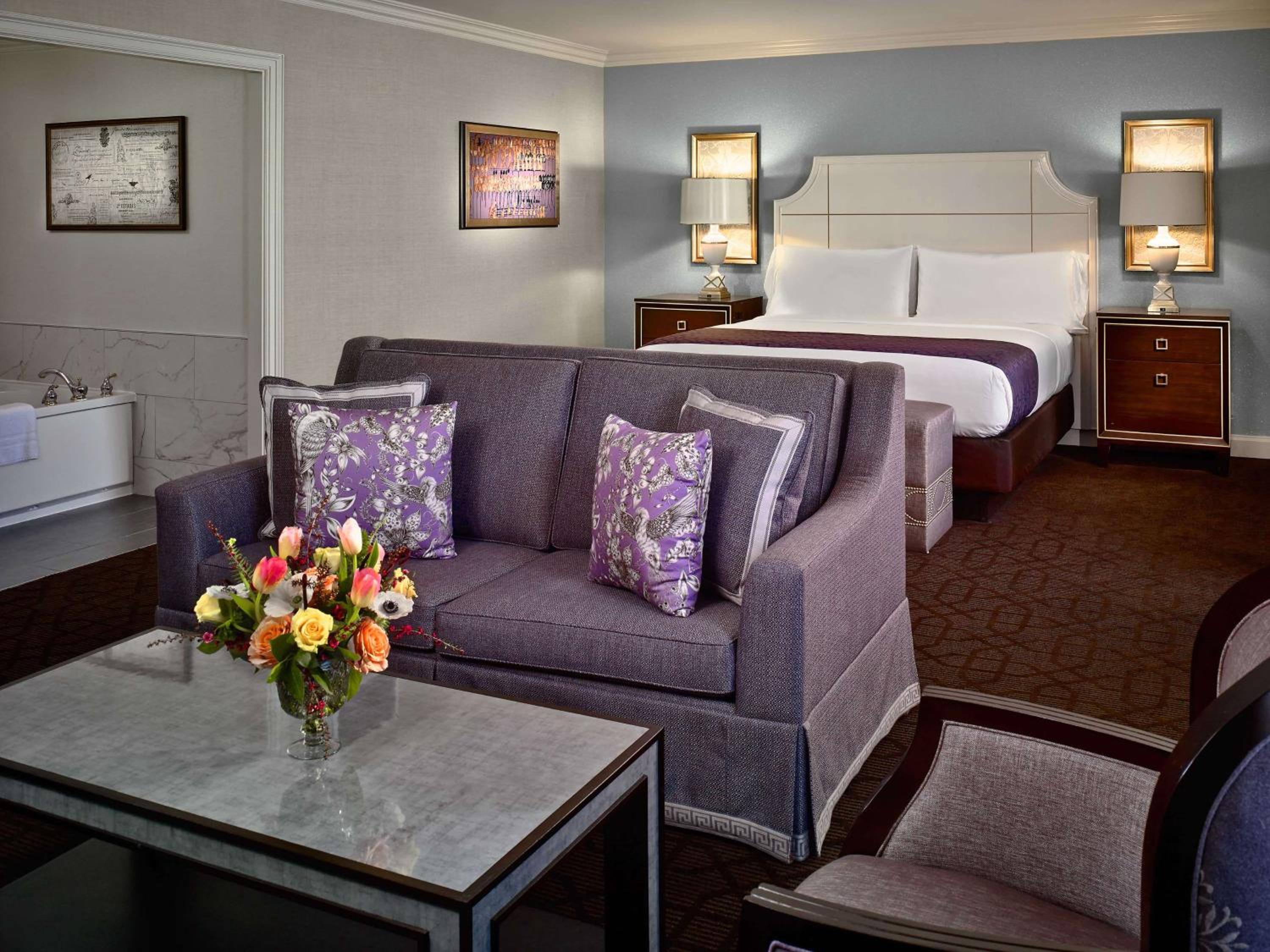 Junior Suite, King, Shared Patio