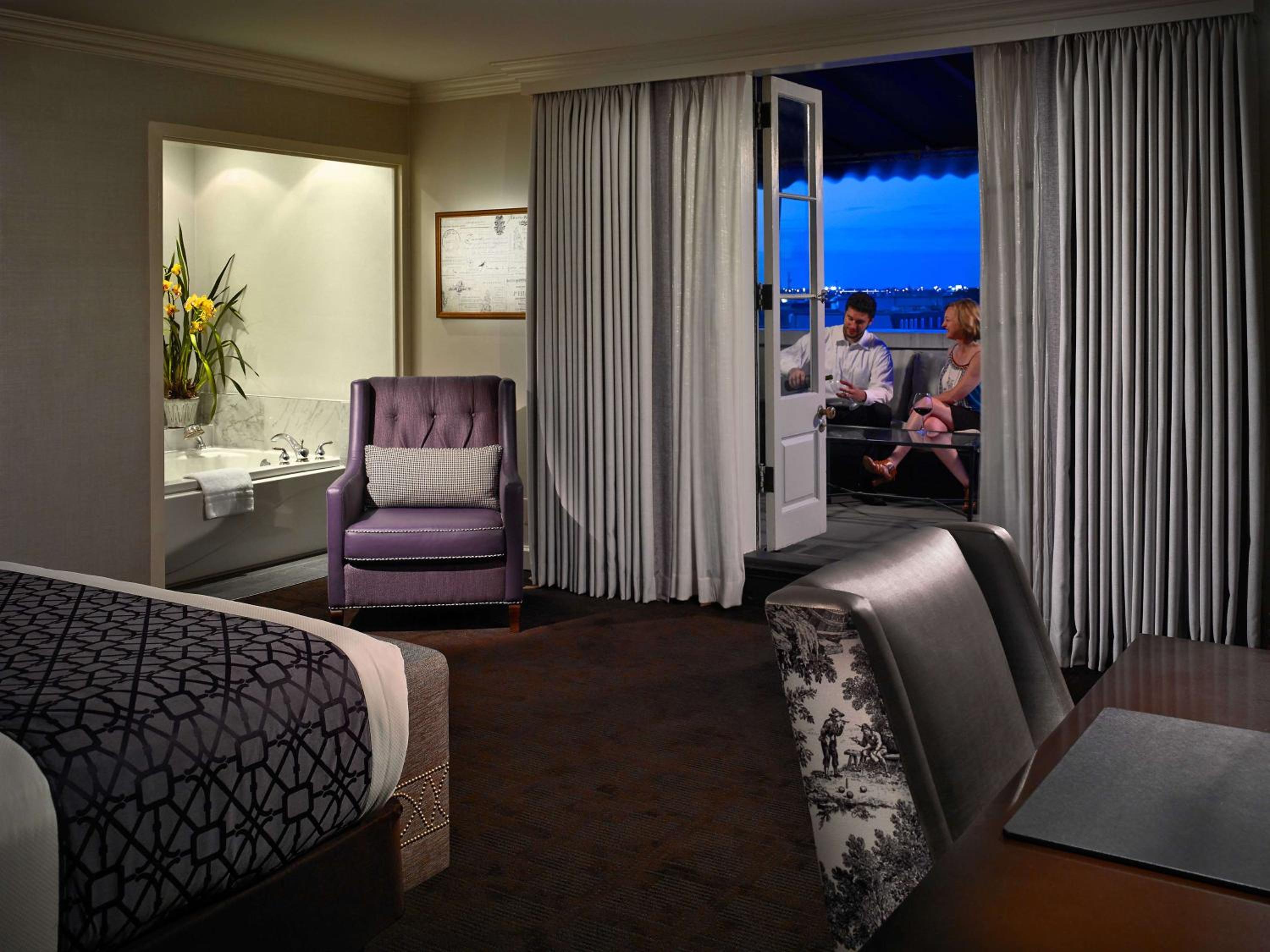 Executive Level Corner Suite, King, Private Balcony, Breakfast Daily (2ppl)