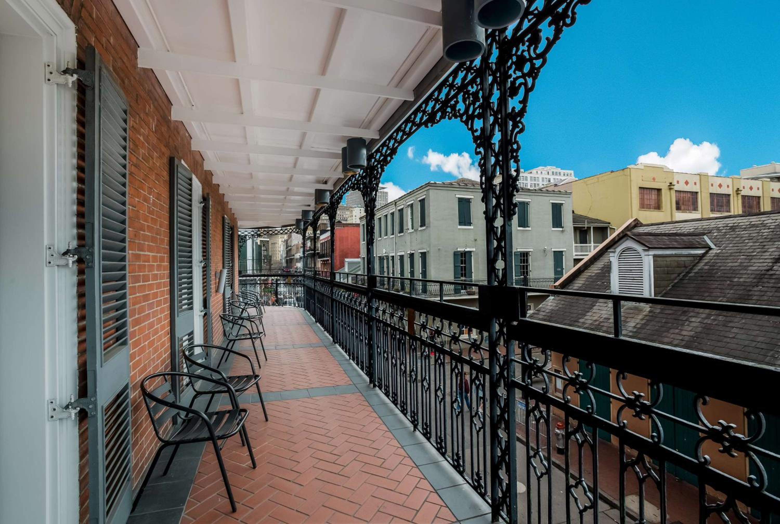 King Room with Balcony with Bourbon Street view  - Photo 5