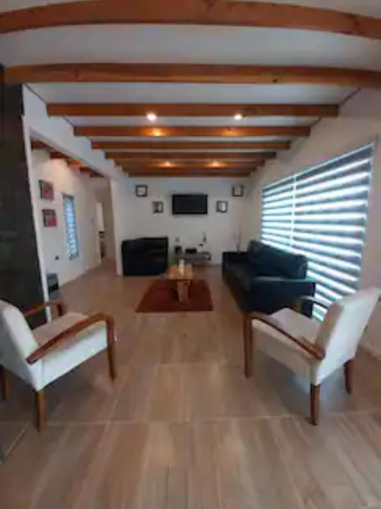 Five-Bedroom House photo 1