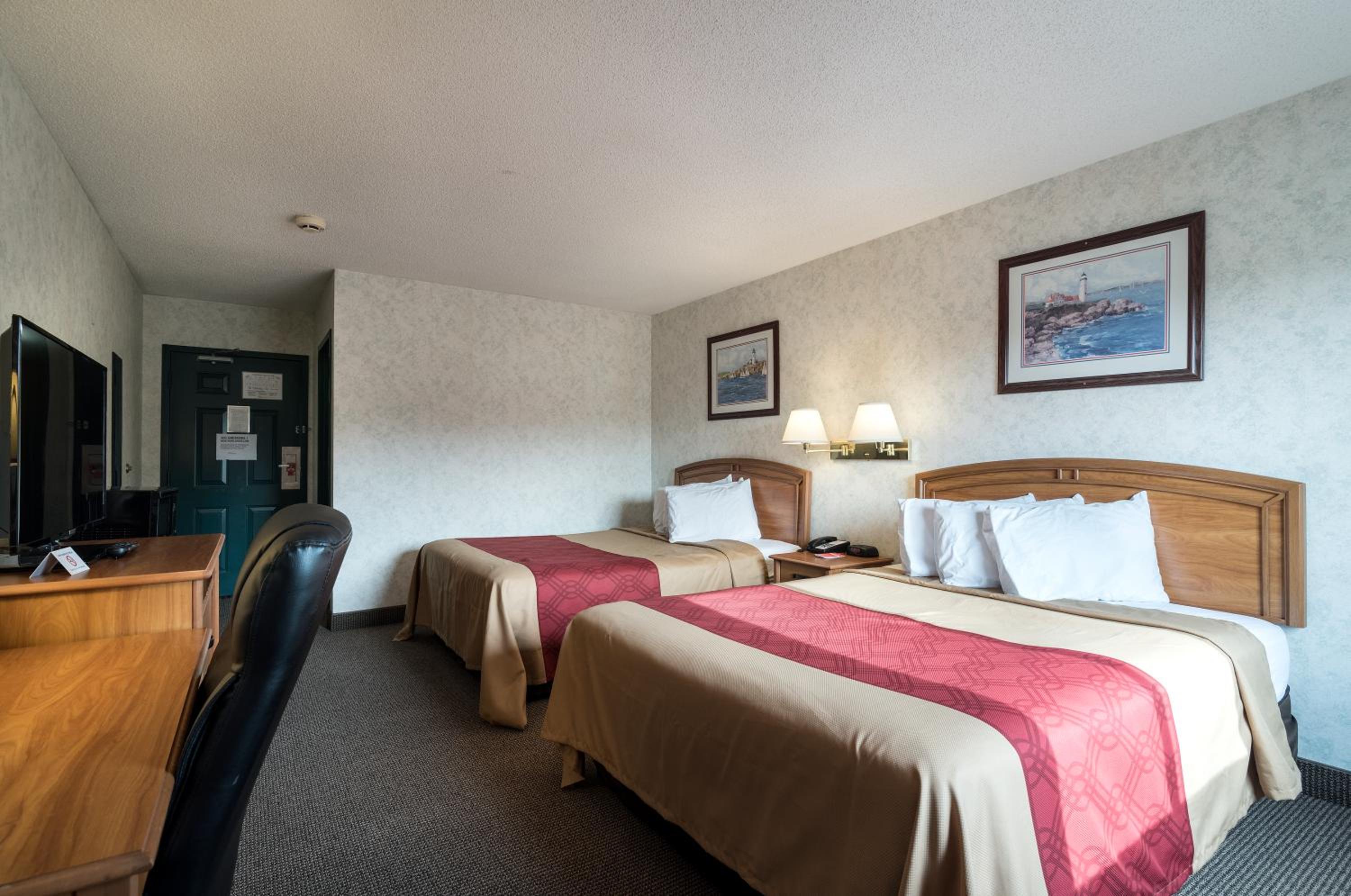 Queen Room with Two Queen Beds photo 1
