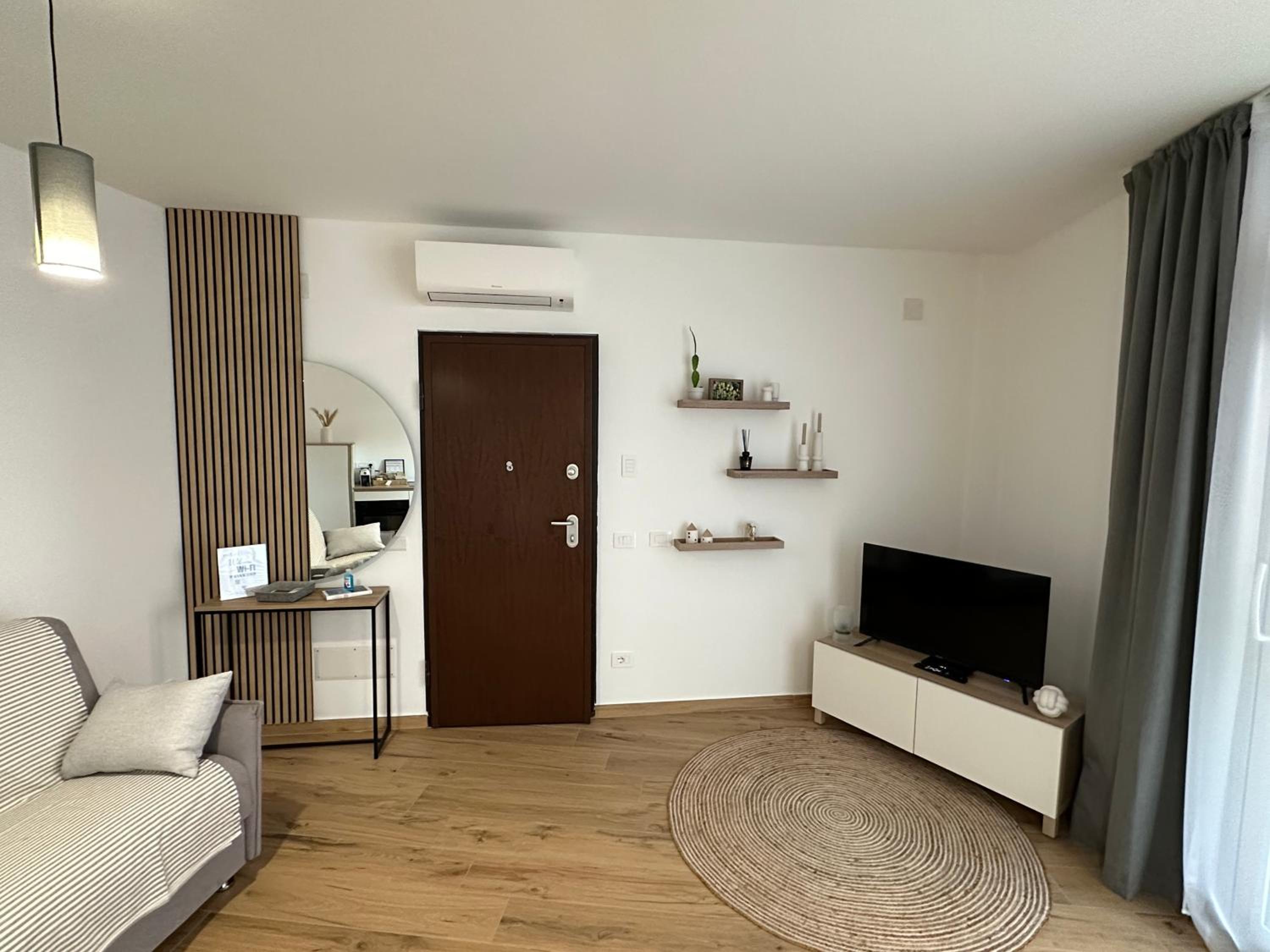 One-Bedroom Apartment photo 1