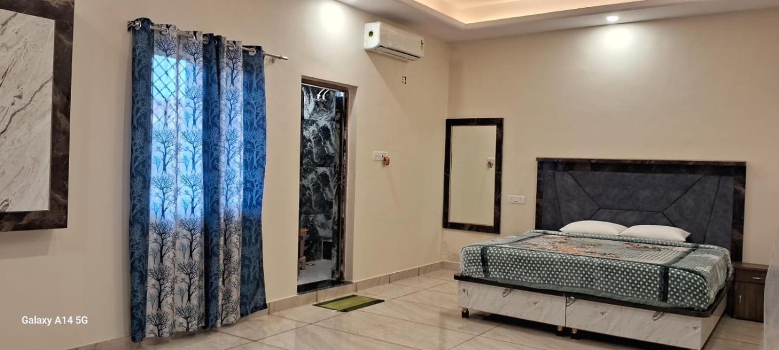 Deluxe King Room photo 1