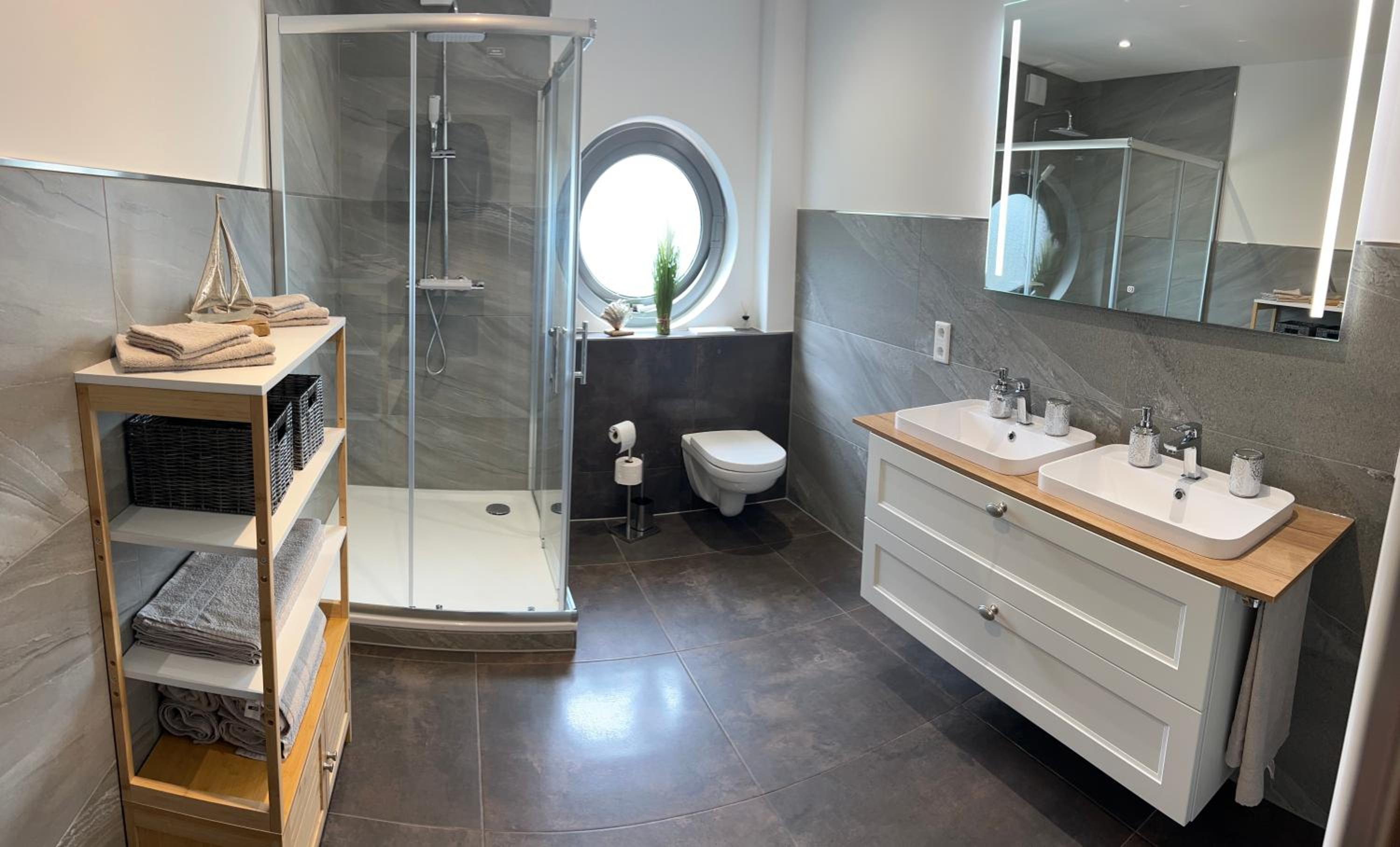 Two-Bedroom Apartment with Balcony photo 3