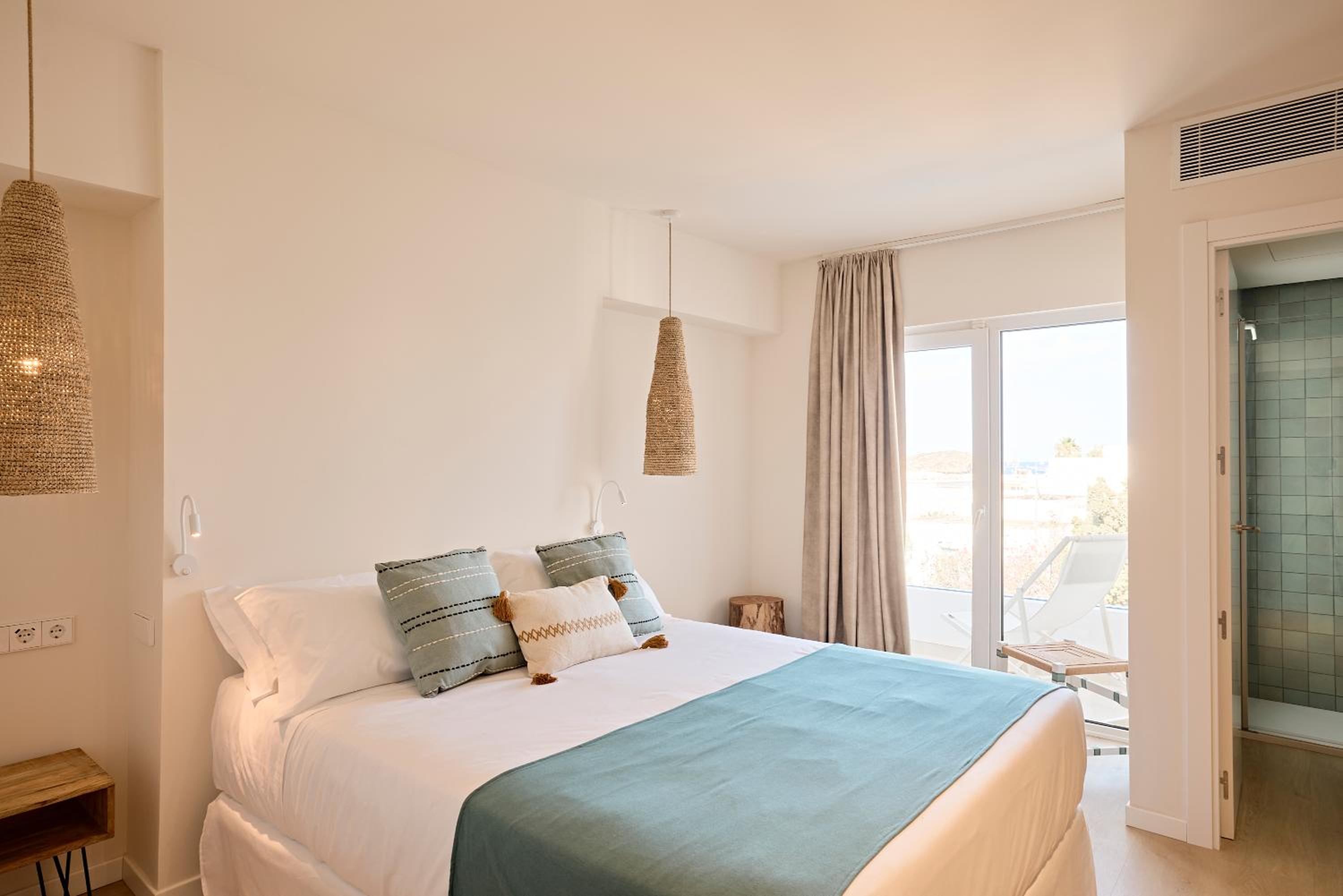 Deluxe Double Room with Side Sea View photo 2
