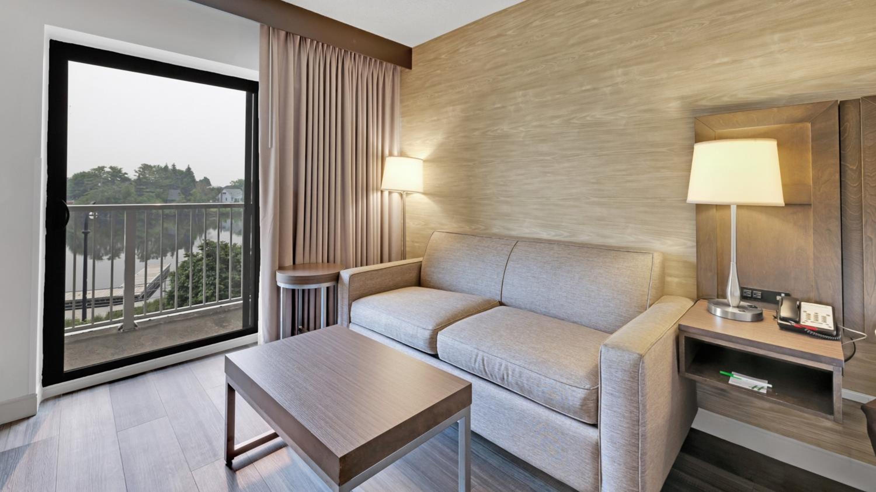 Standard King Room with River View photo 3