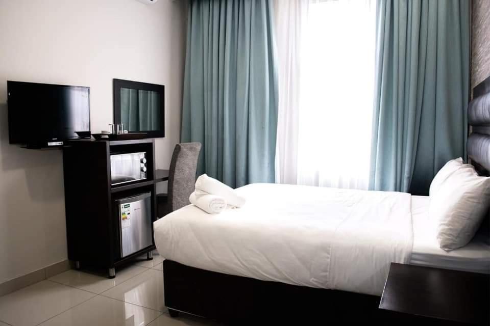 Large Double Room - Photo 1