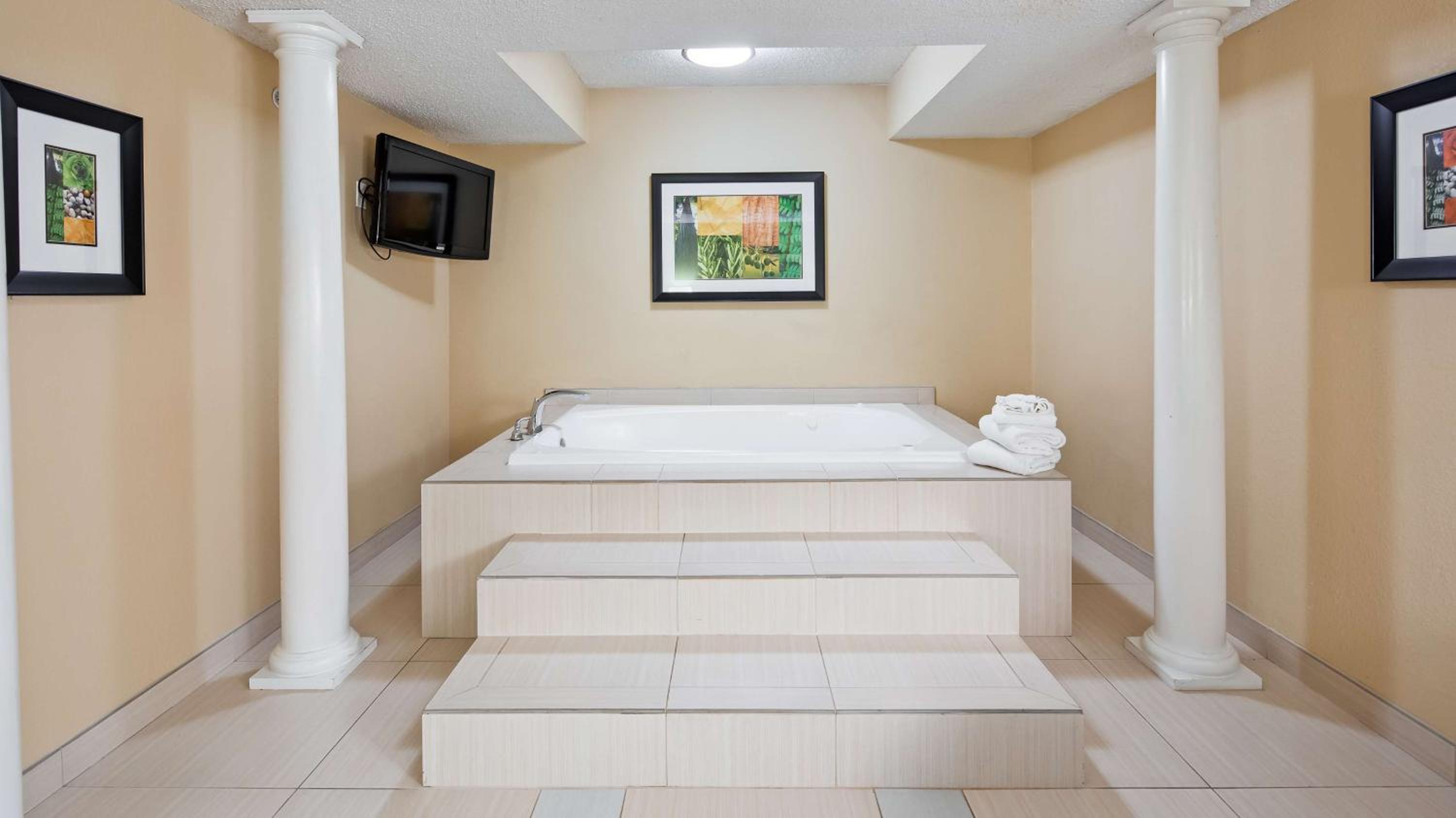 King Suite with Spa Bath photo 2
