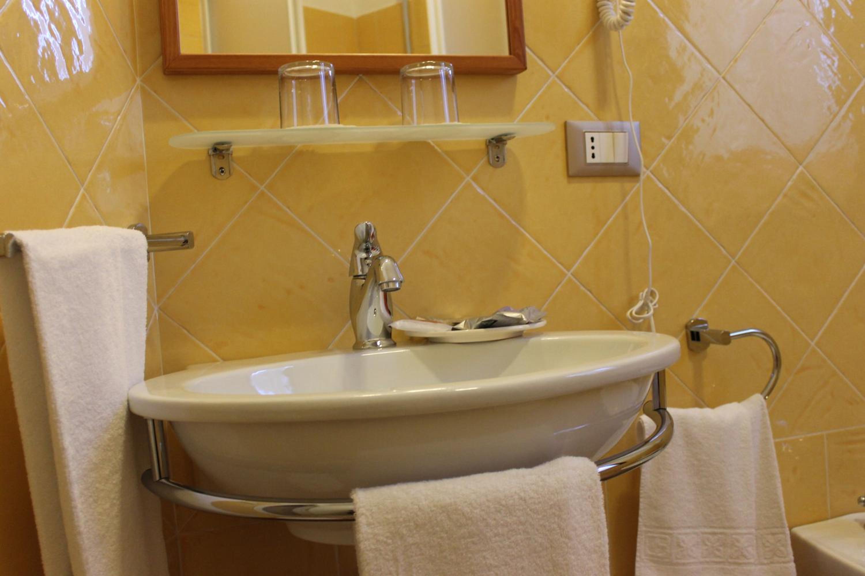 Double Room with Balcony - Photo 16