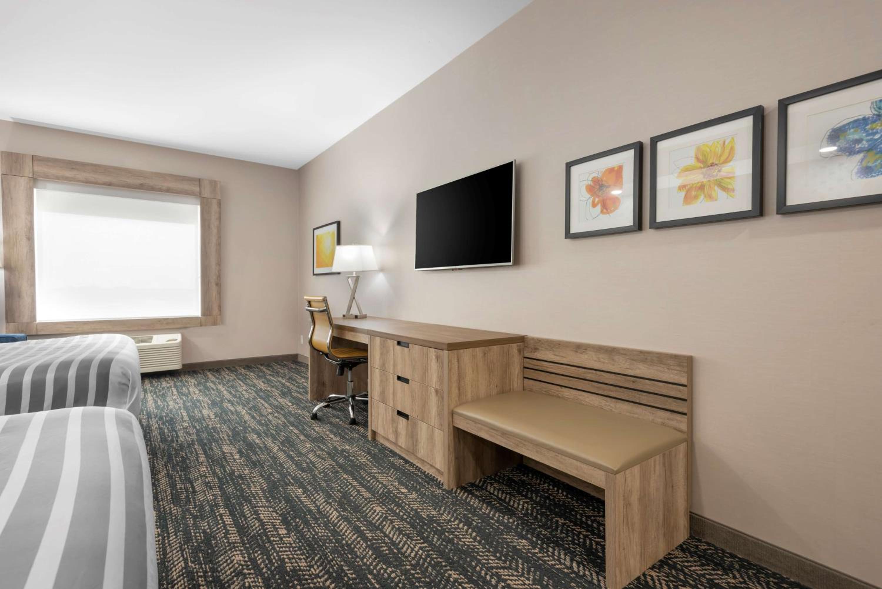 Queen Room with Two Queen Beds - Photo 8