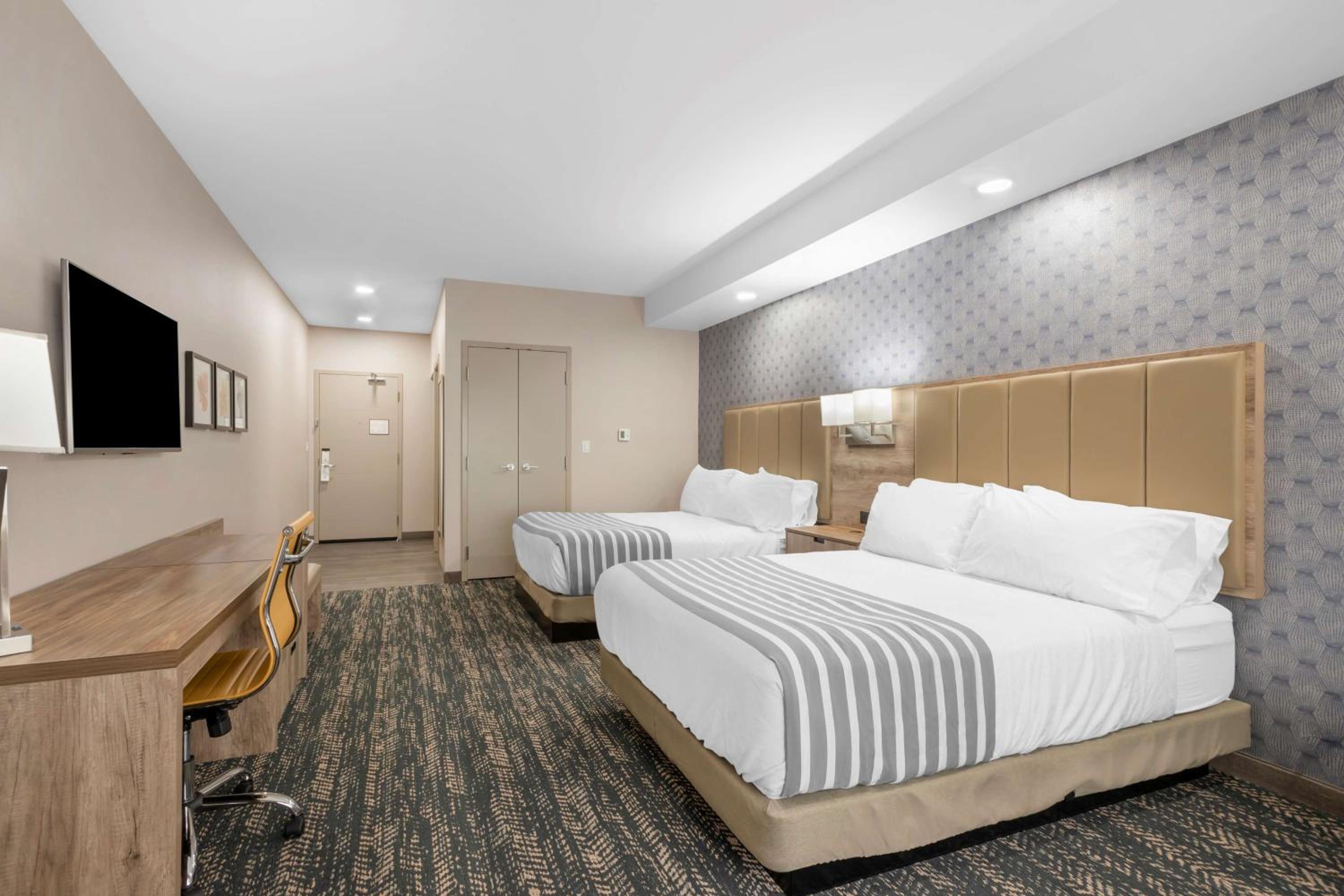 Queen Room with Two Queen Beds - Photo 9