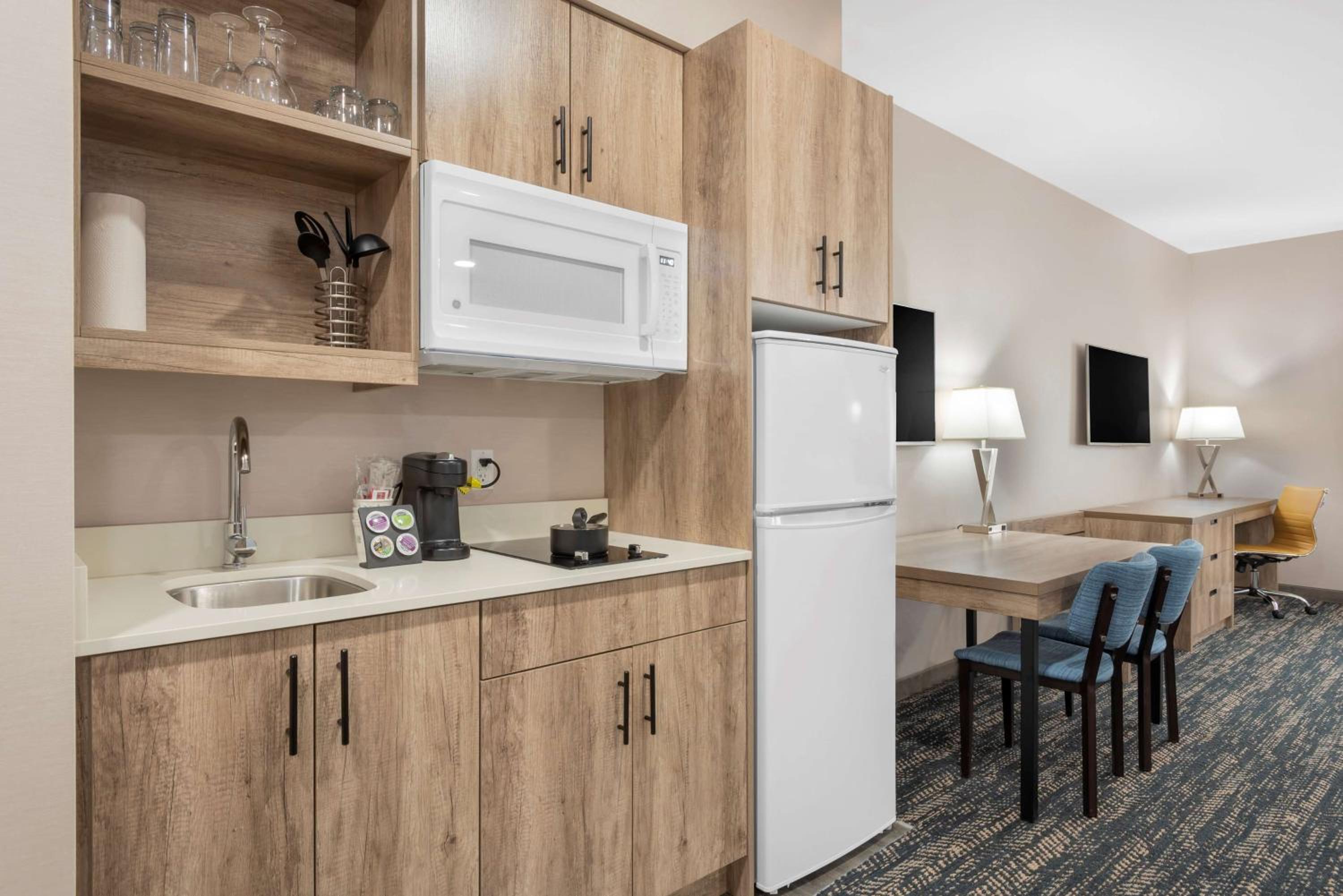 Queen Suite with Two Queen Beds and Sofa Bed - Kitchenette/Non-Smoking - Photo 2