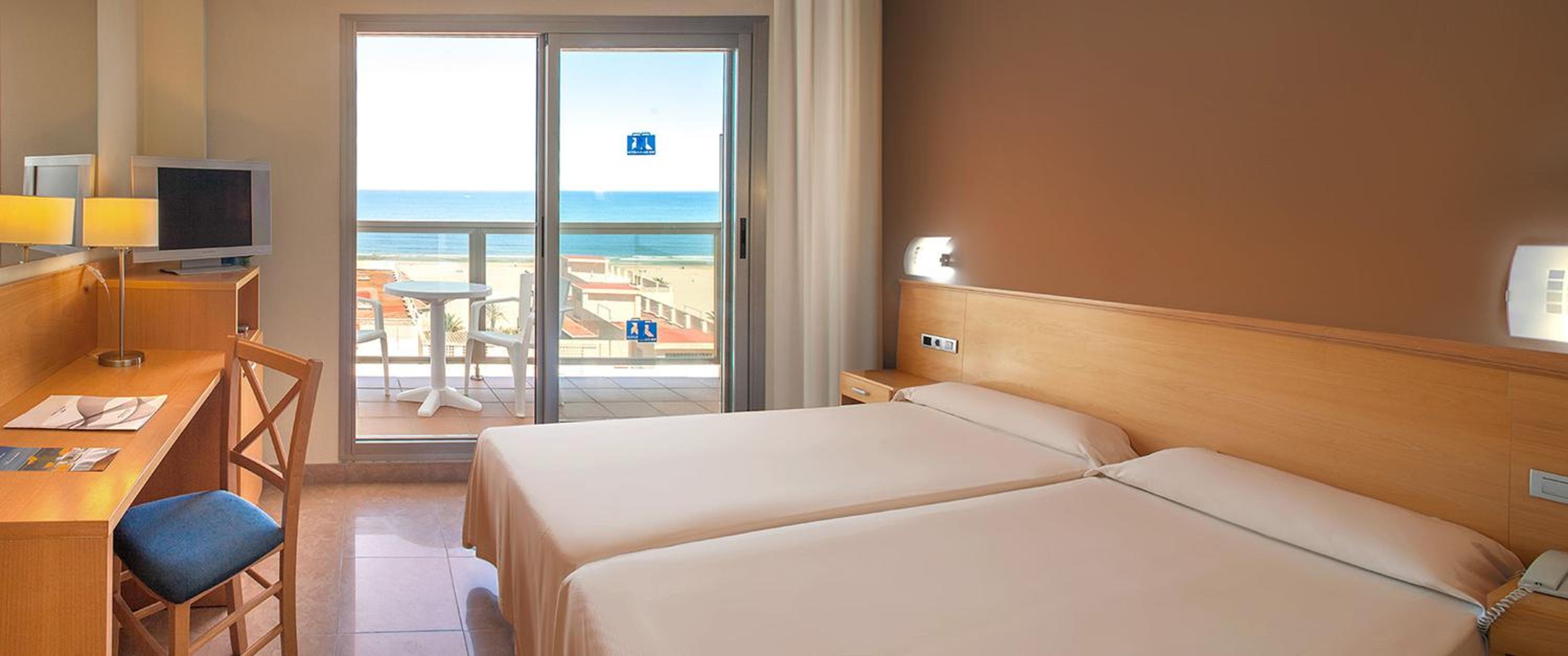 Habitación Doble con Vista al Mar y Cama Extra con Terraza (3 Adultos)