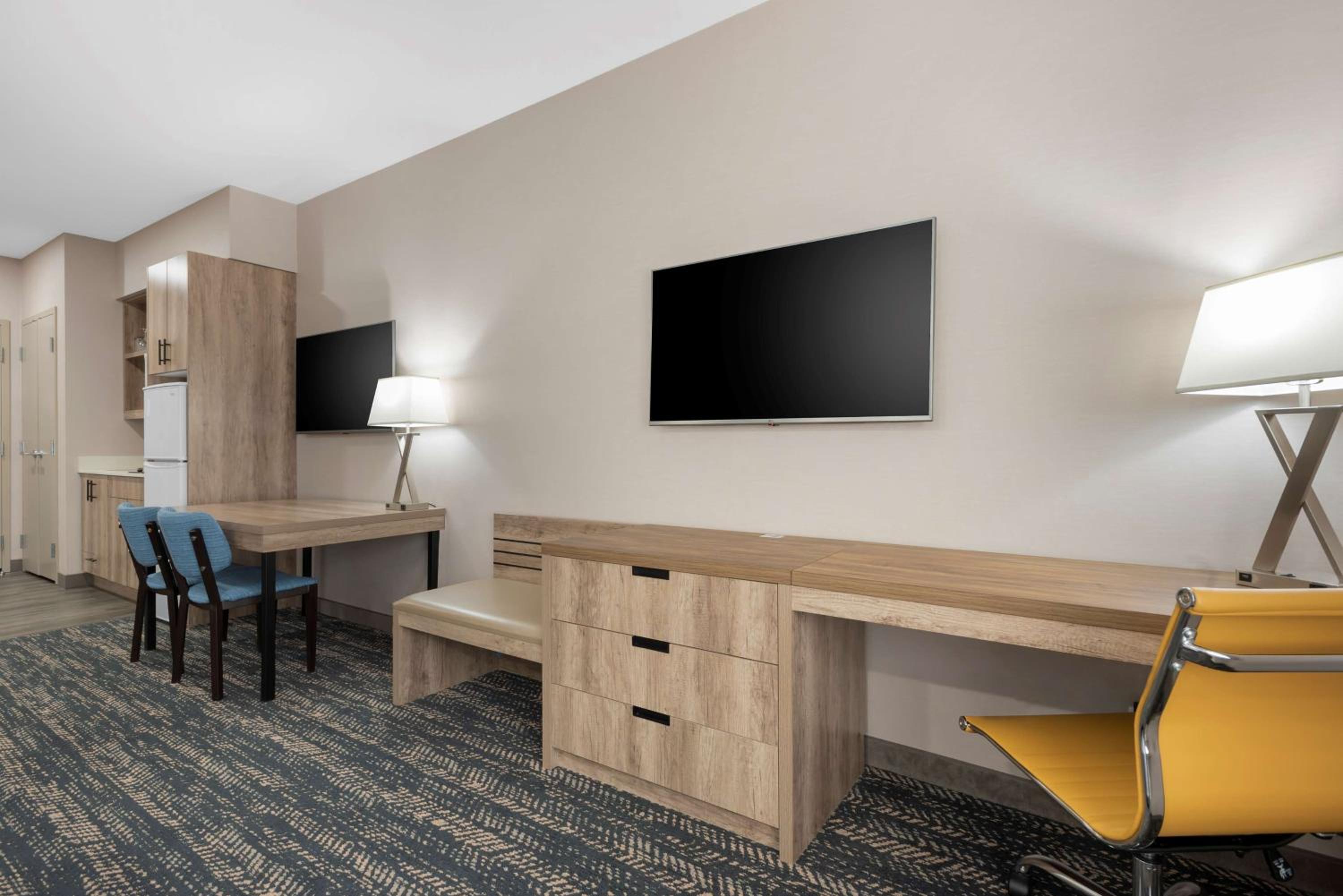 Queen Suite with Two Queen Beds and Sofa Bed - Kitchenette/Non-Smoking - Photo 3