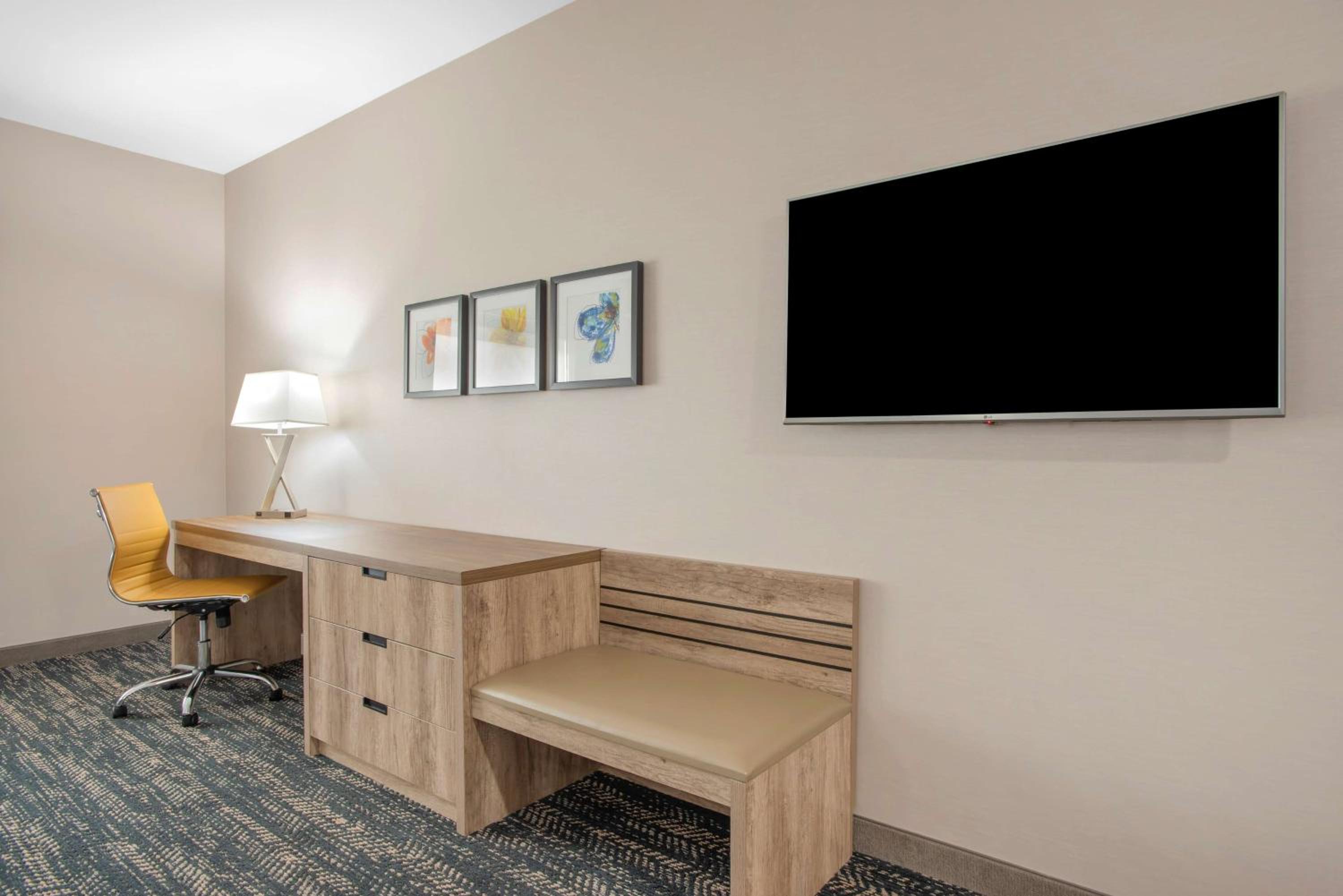 King Room with Sofa Bed - Non-Smoking - Photo 4