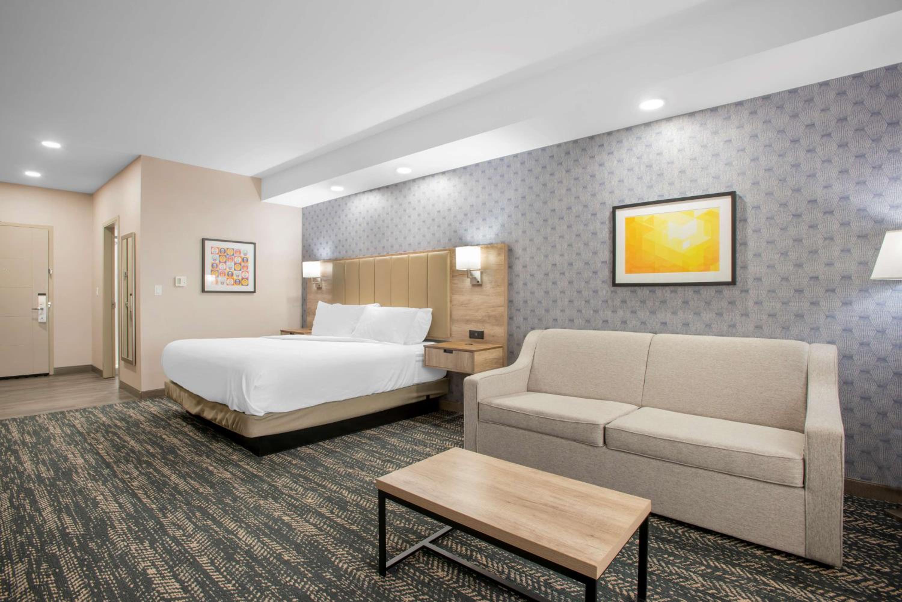 King Room with Sofa Bed - Non-Smoking - Photo 7