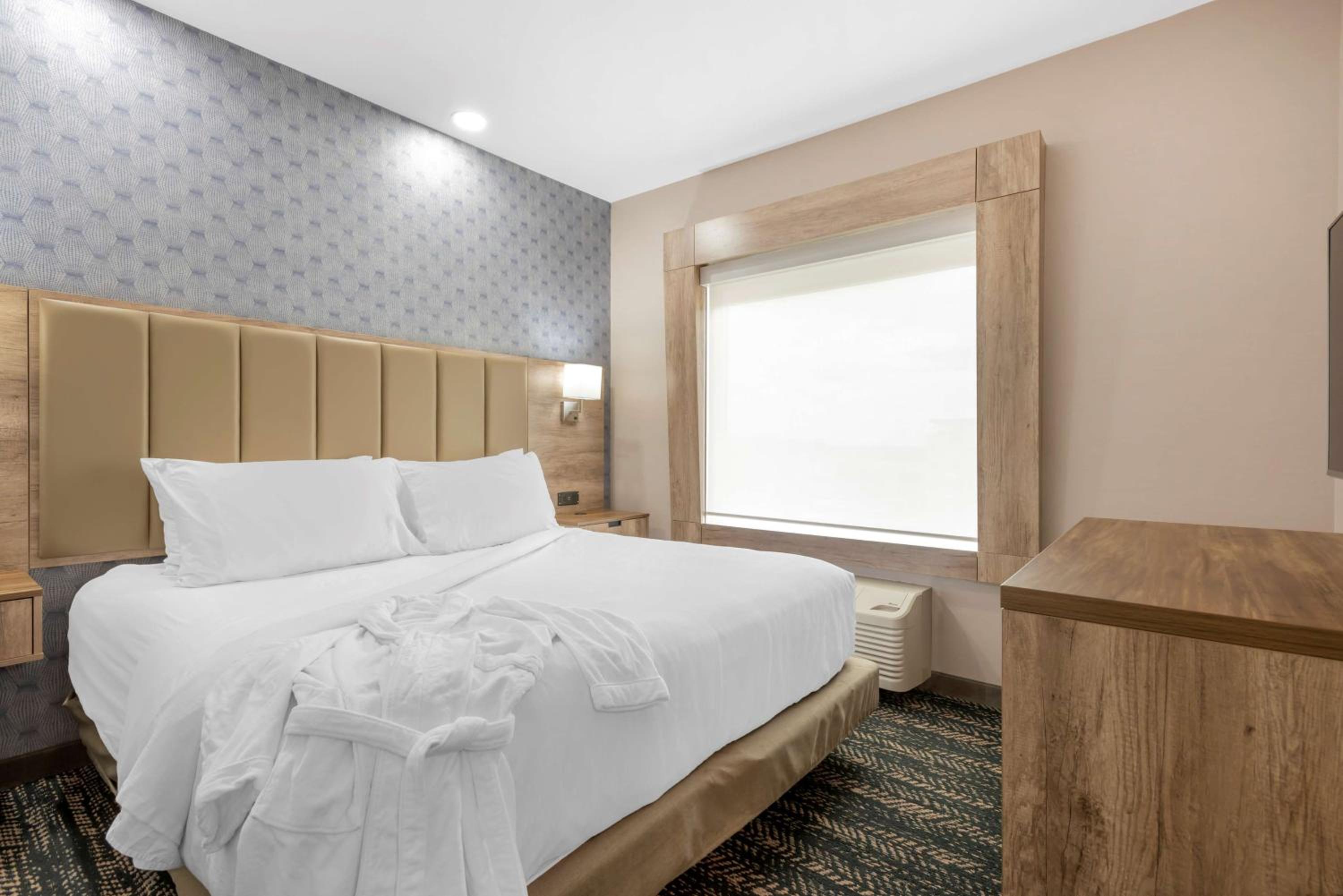 King Suite with Spa Bath - Photo 1