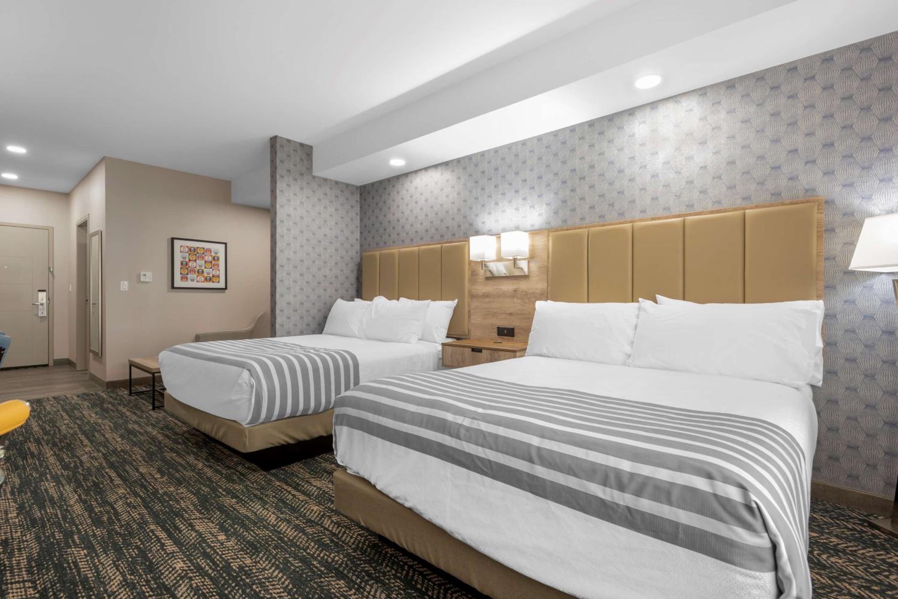 Queen Suite with Two Queen Beds and Sofa Bed - Kitchenette/Non-Smoking - Photo 1