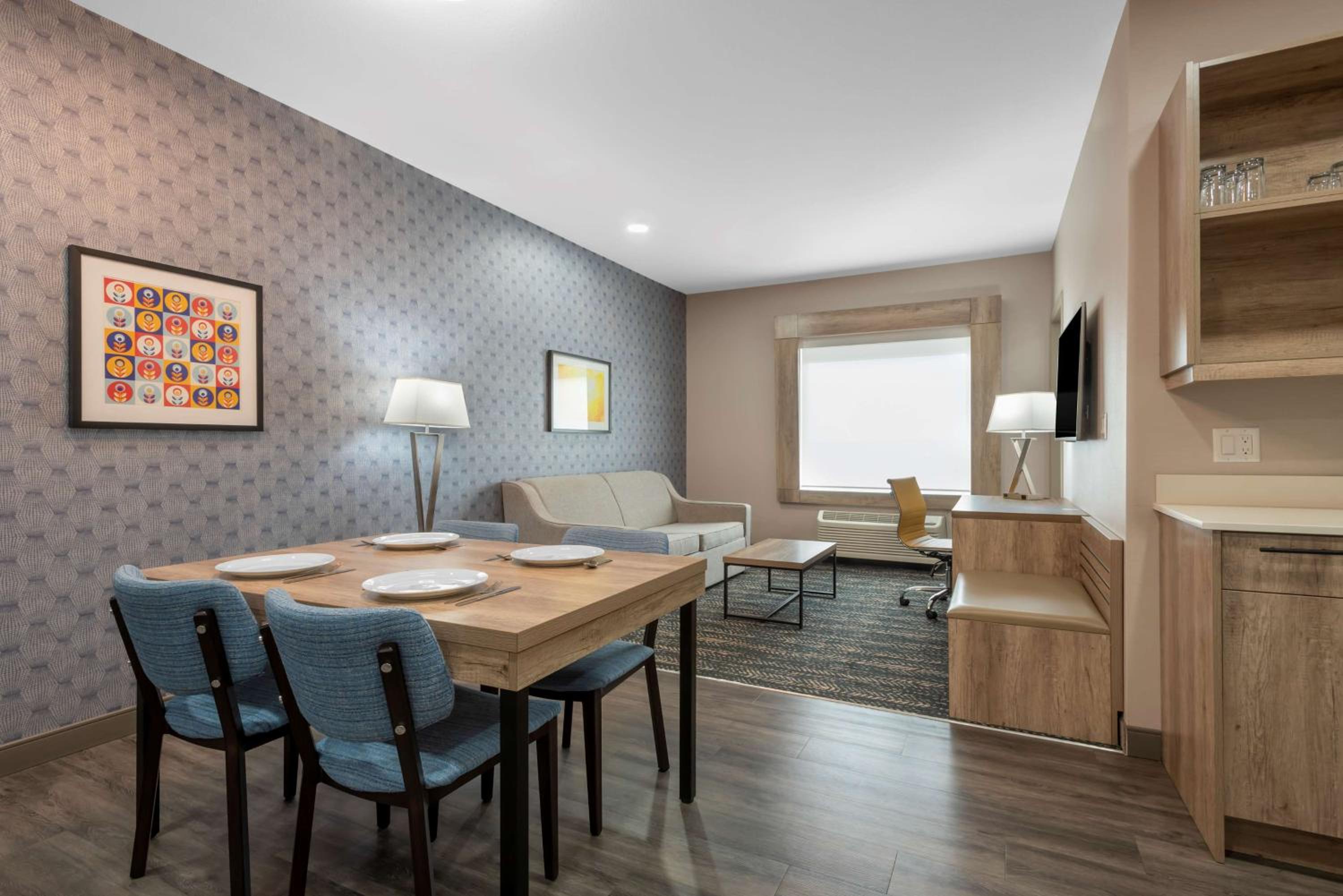 Family Suite with Two Queen Beds and Sofa Bed - Non-Smoking - Photo 2