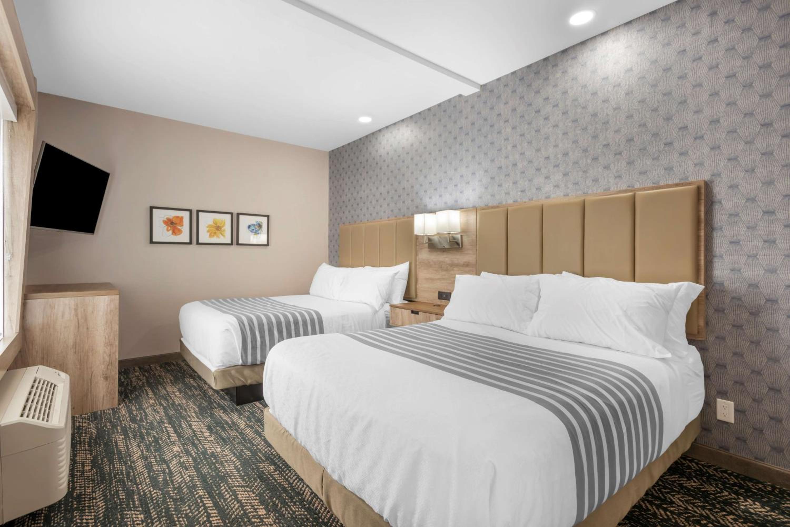 Family Suite with Two Queen Beds and Sofa Bed - Non-Smoking - Photo 10