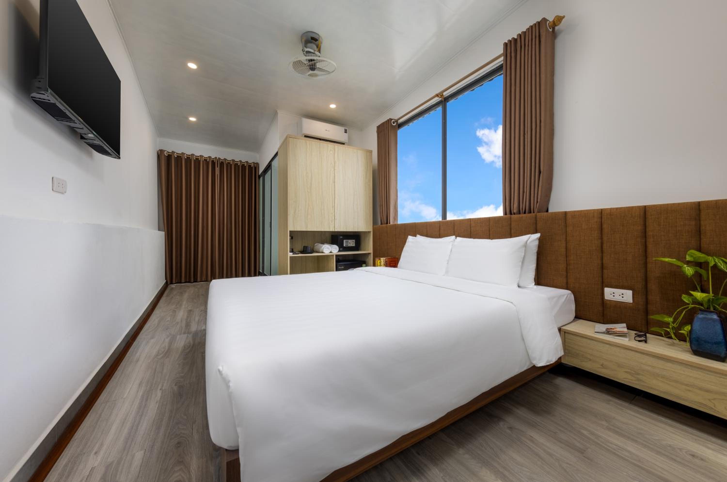 Deluxe Double Or Twin Room With City View