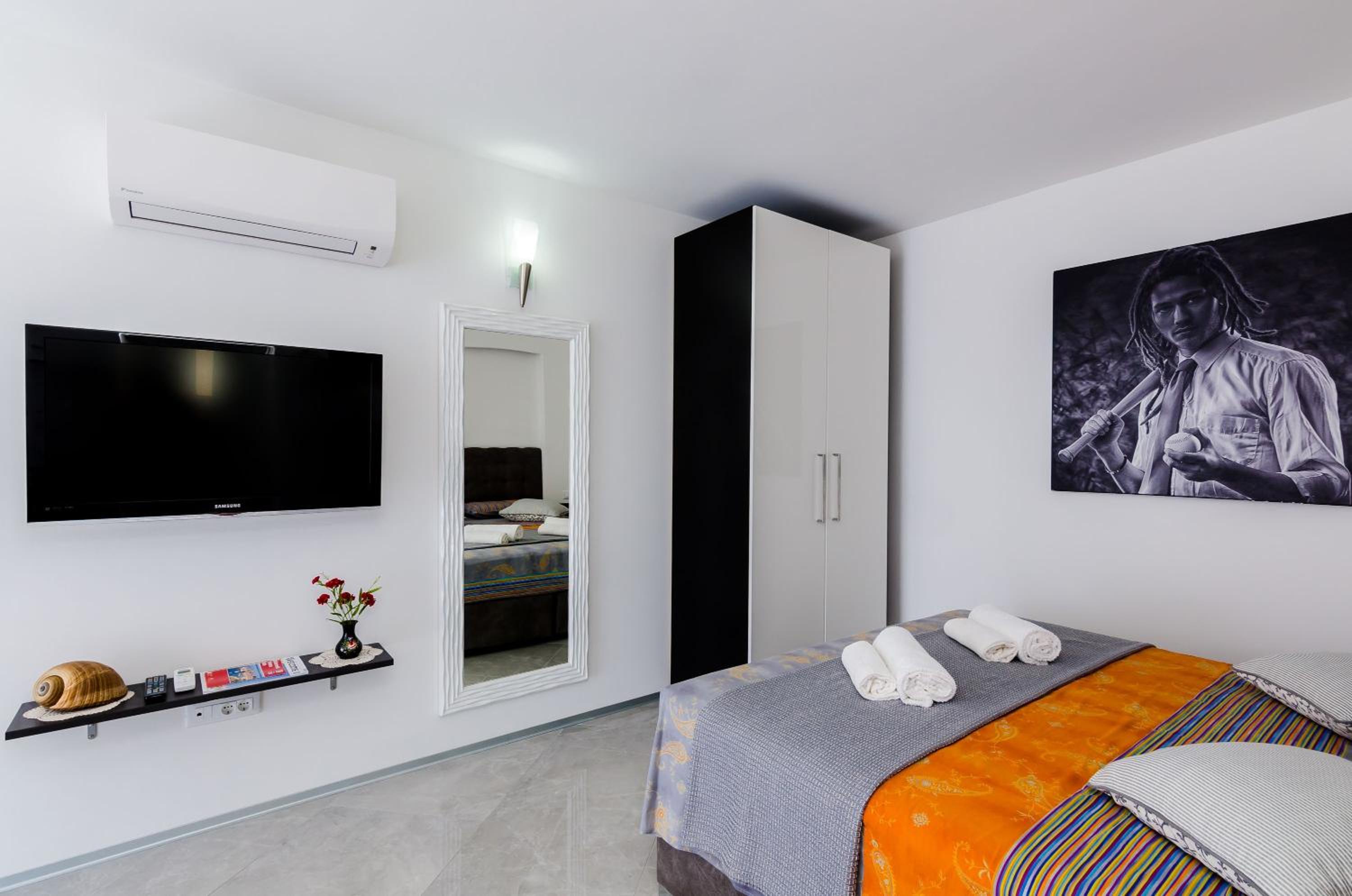 Studio Apartment thumbnail 6