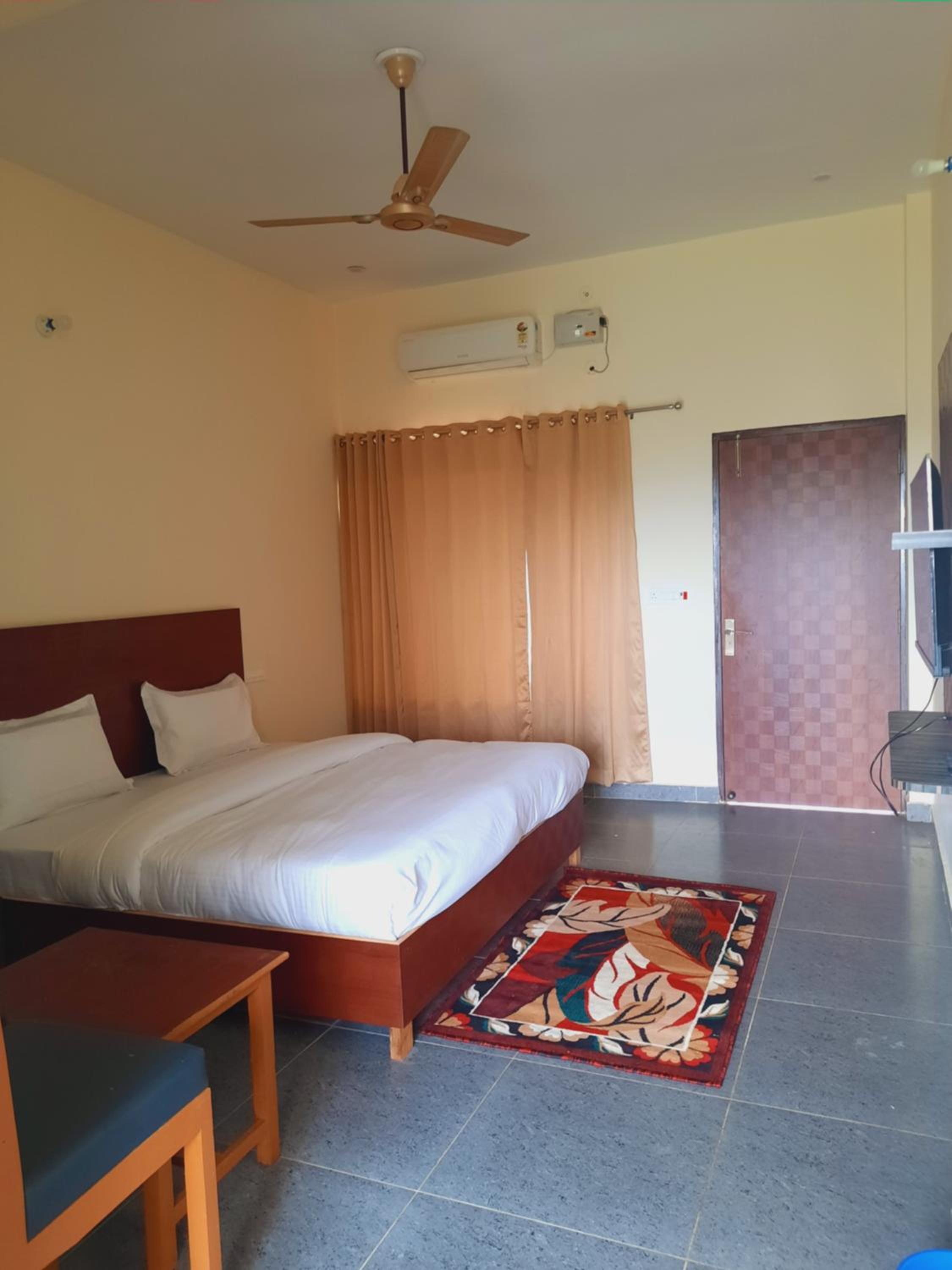 Deluxe Double Room (2 Adults + 1 Child) photo 1