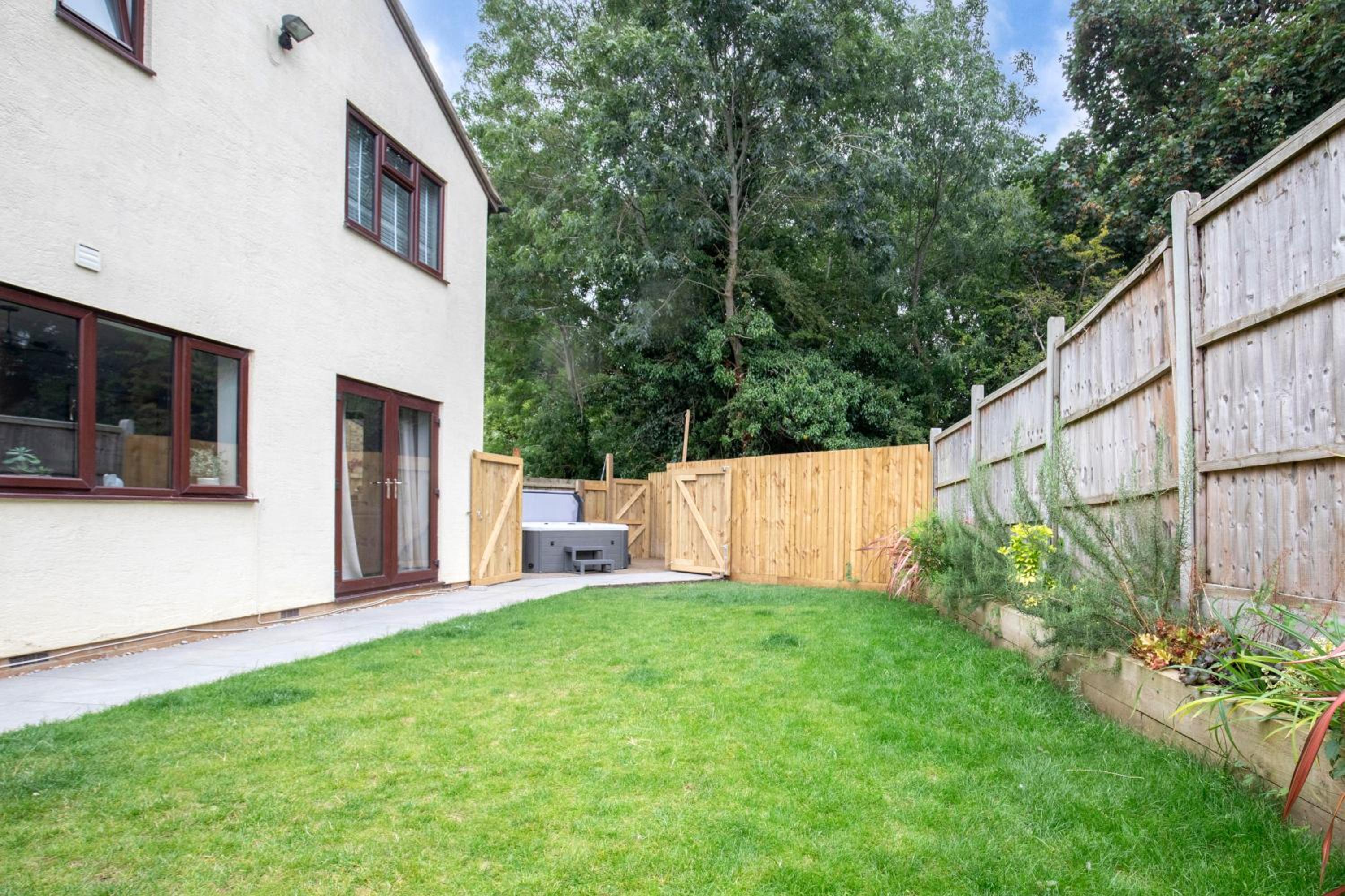 Five-Bedroom House photo 3