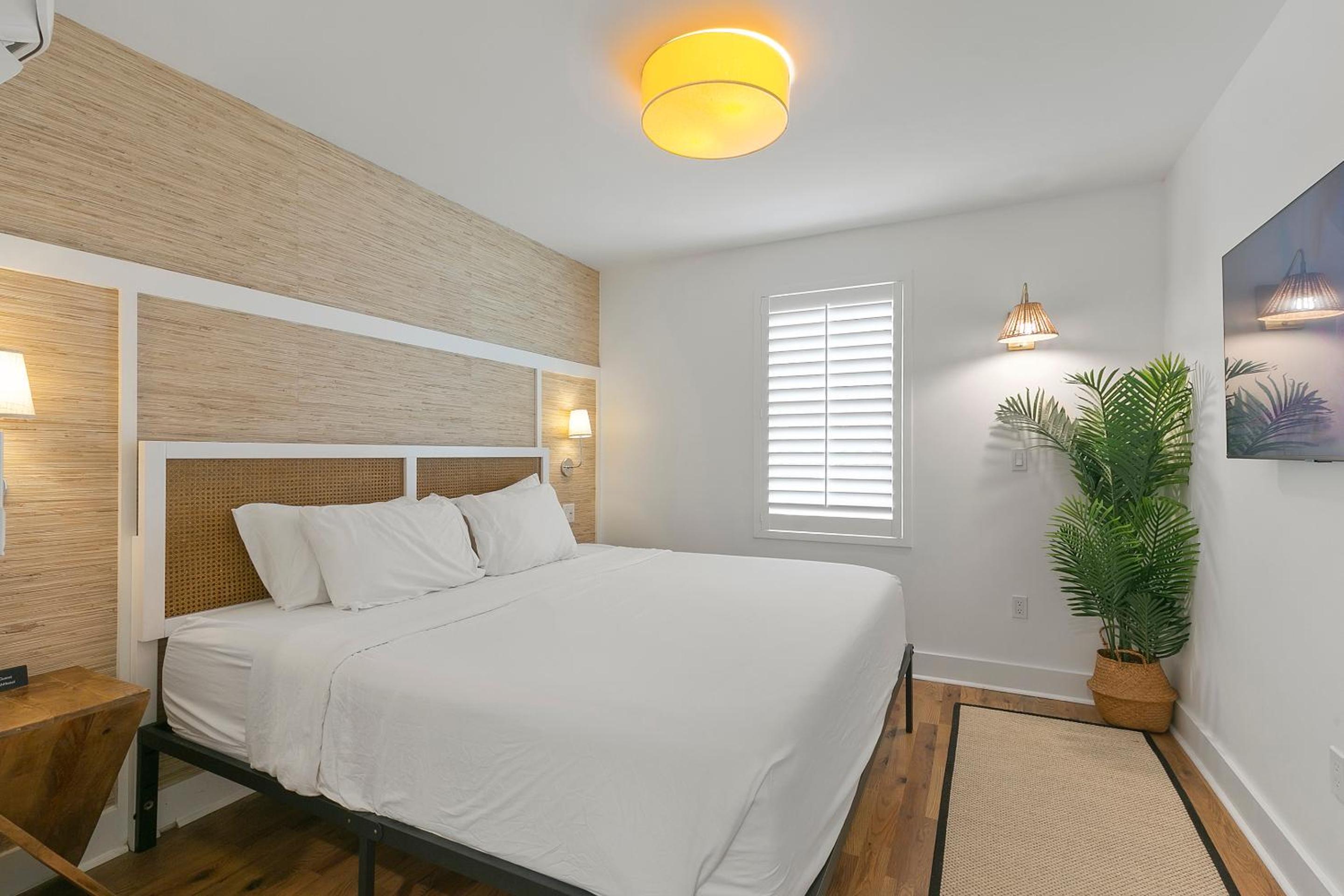 Deluxe King Room - Photo 5
