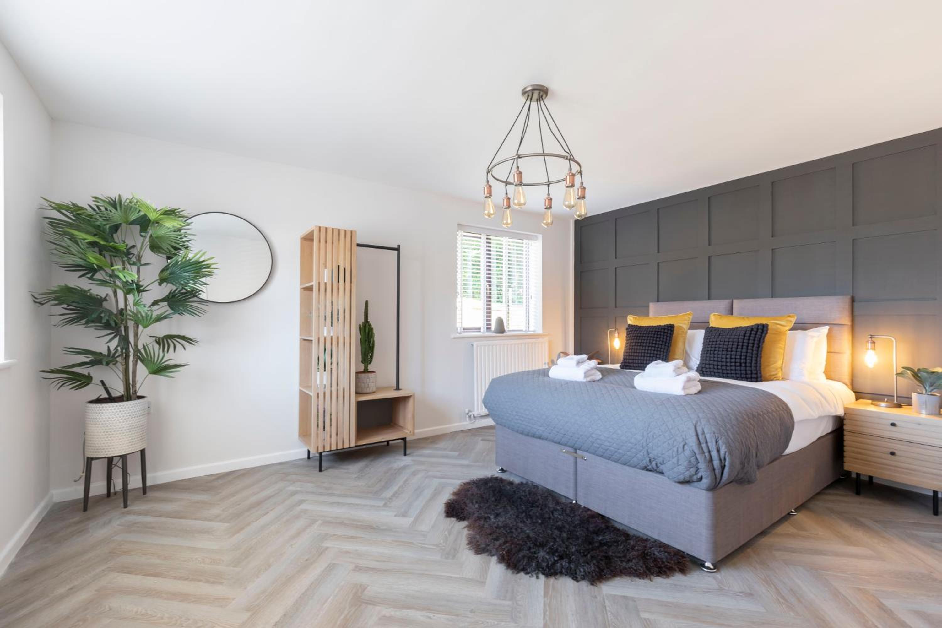 Five-Bedroom House photo 1