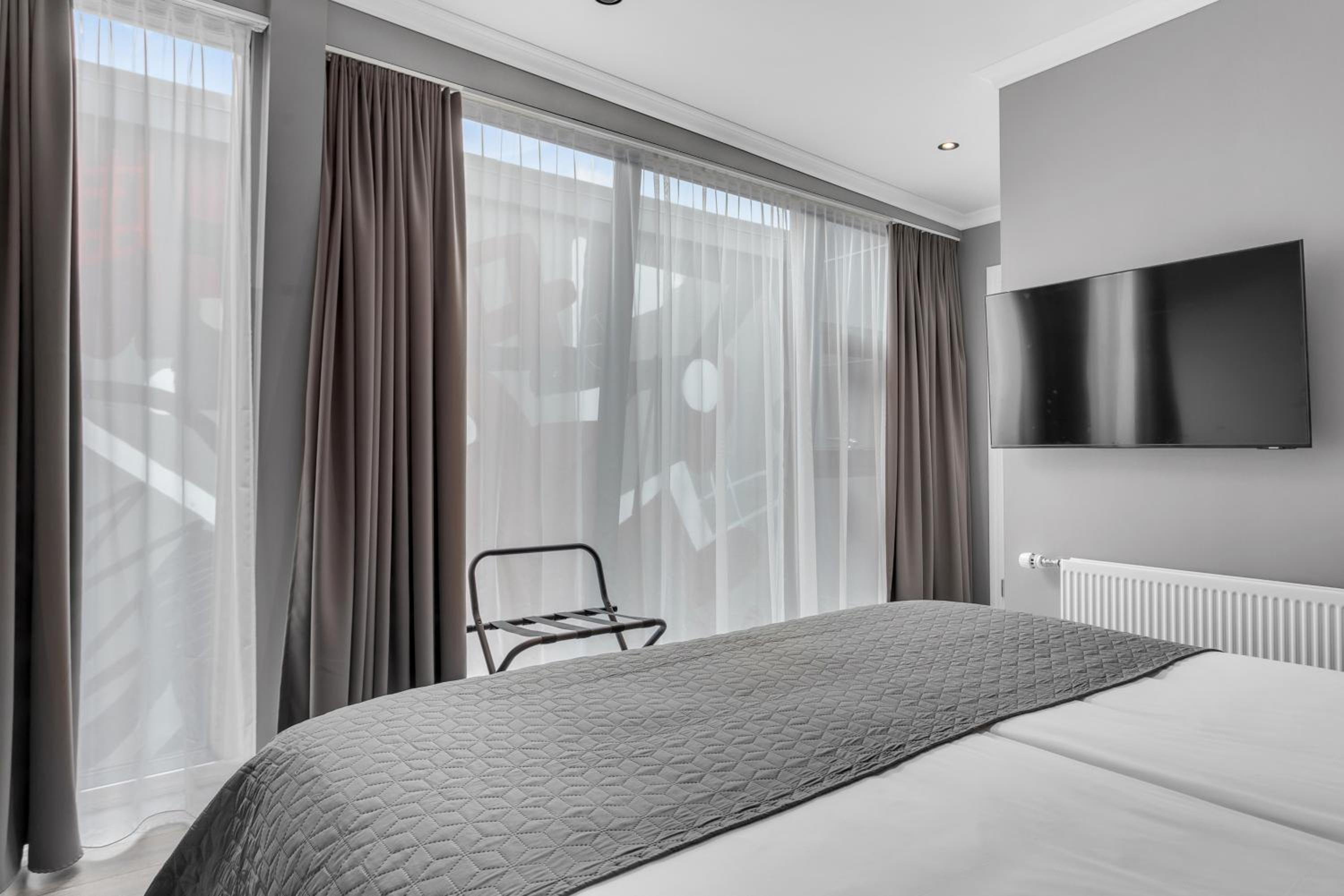 Superior King Room - Photo 9