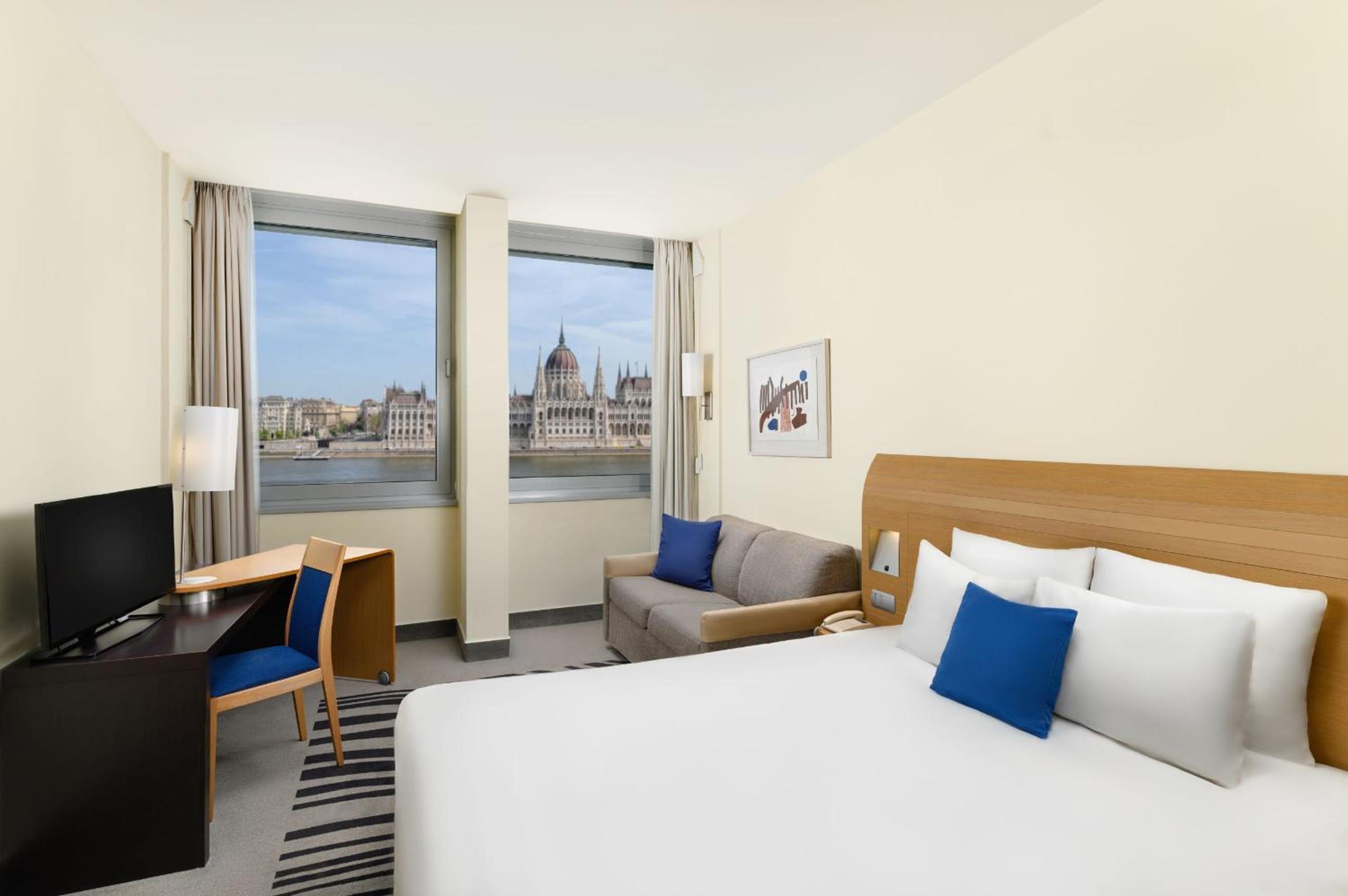 Executive room with view to the Parliament