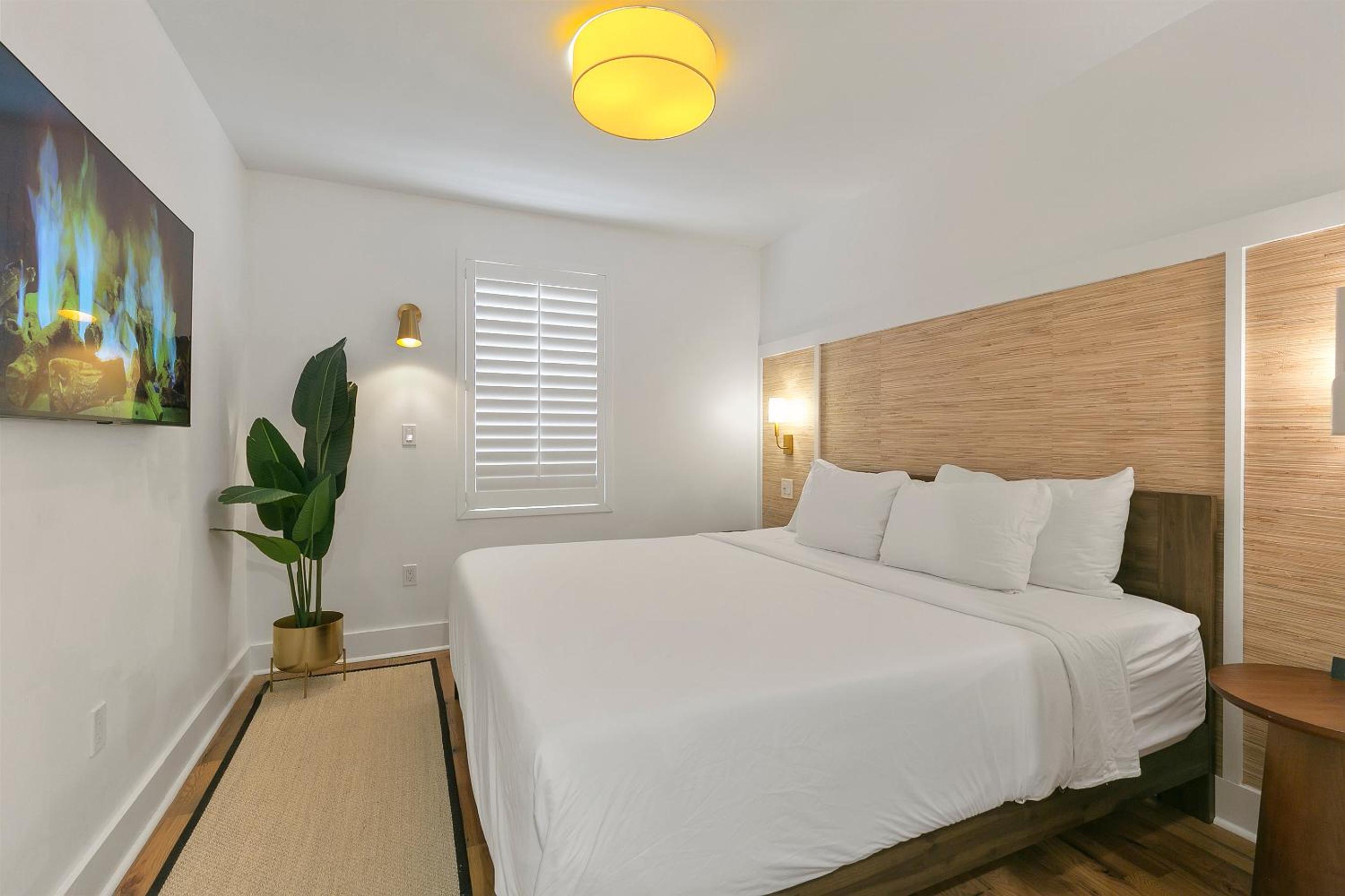 Deluxe King Room - Photo 7