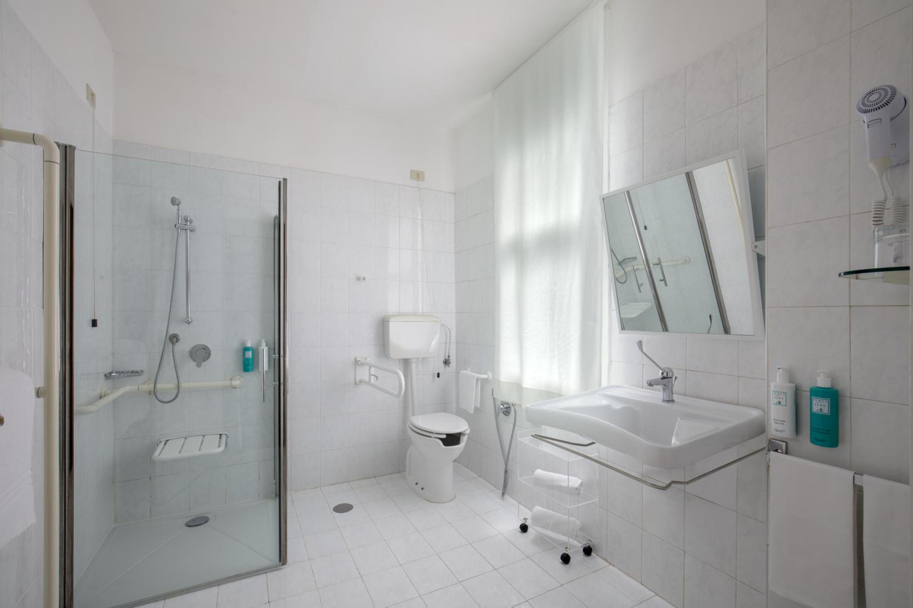 Double or Twin Room - Disability Access - Photo 3