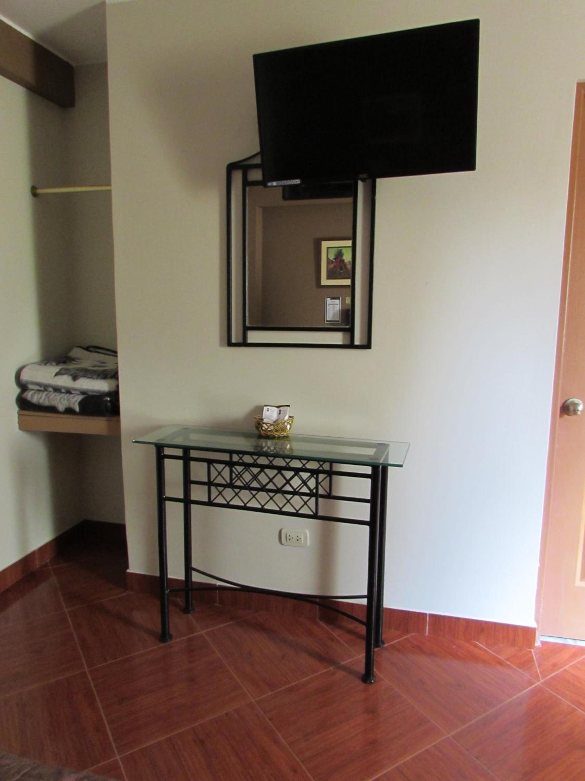 Twin Room - Photo 12