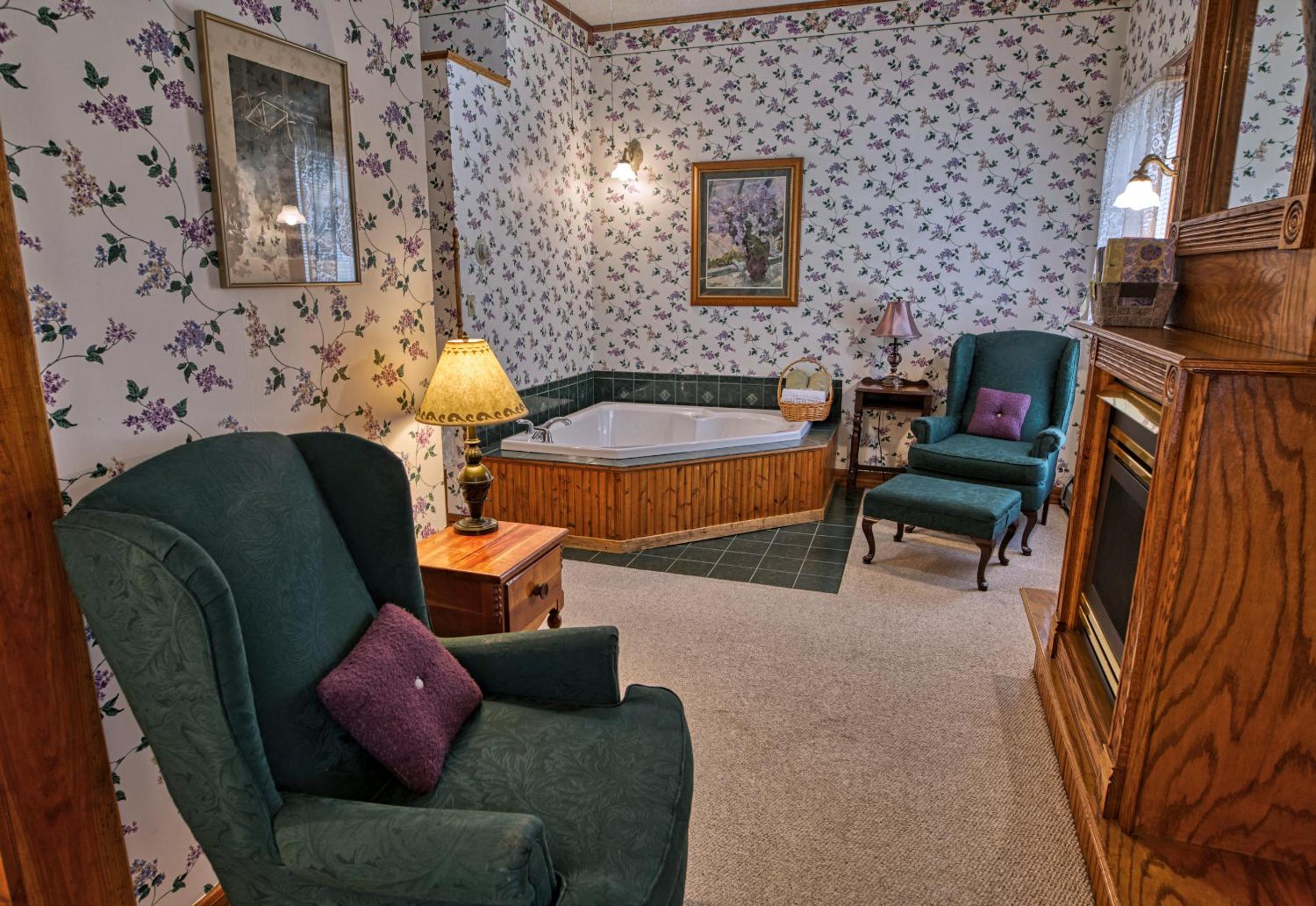 King Suite with Spa Bath photo 3