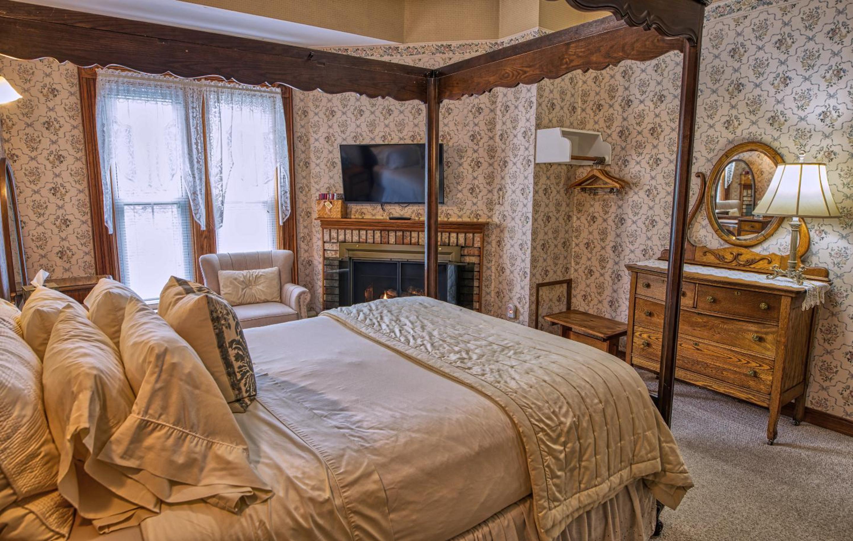 Queen Room photo 2
