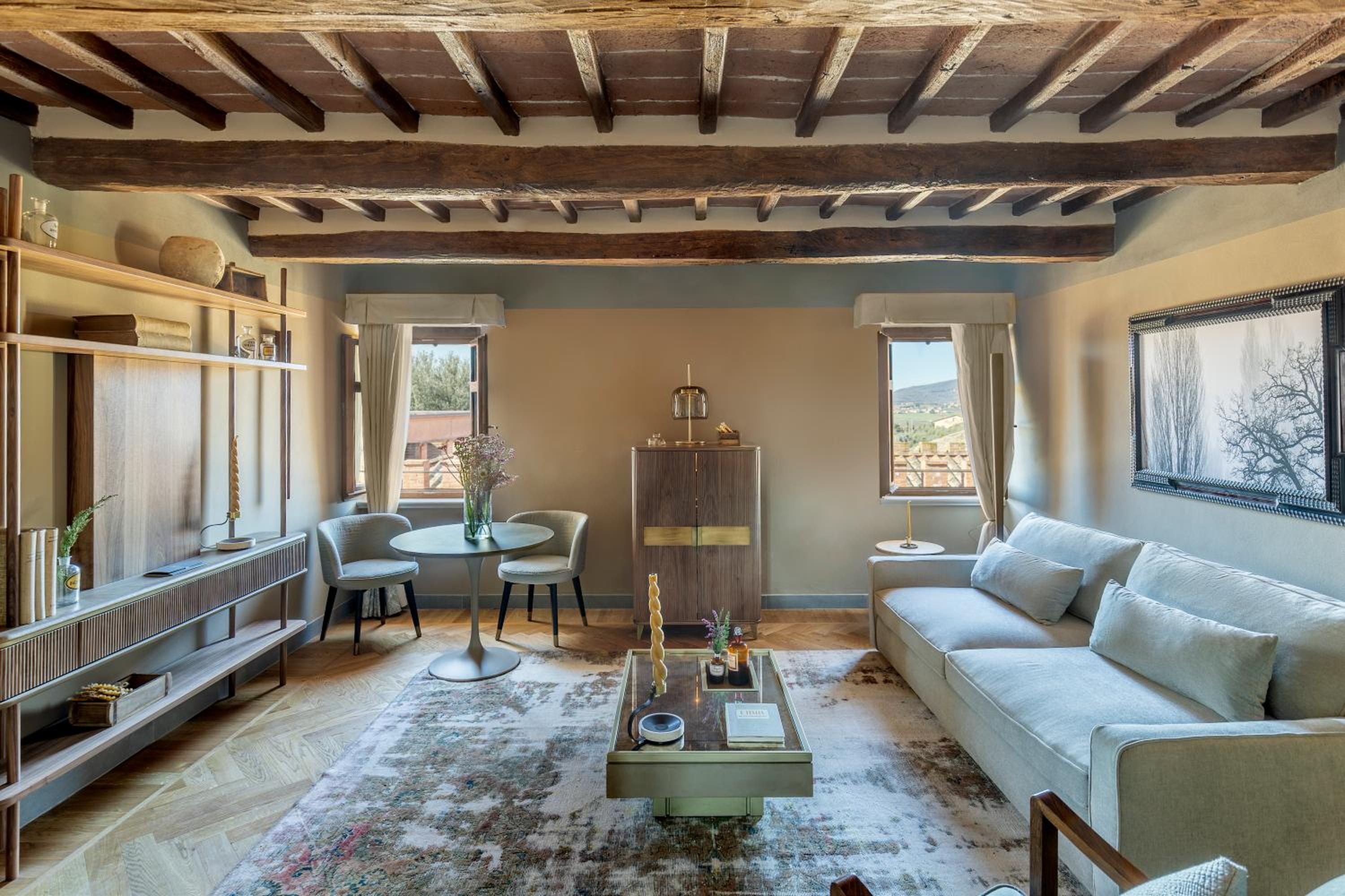 Suite - Photo 1