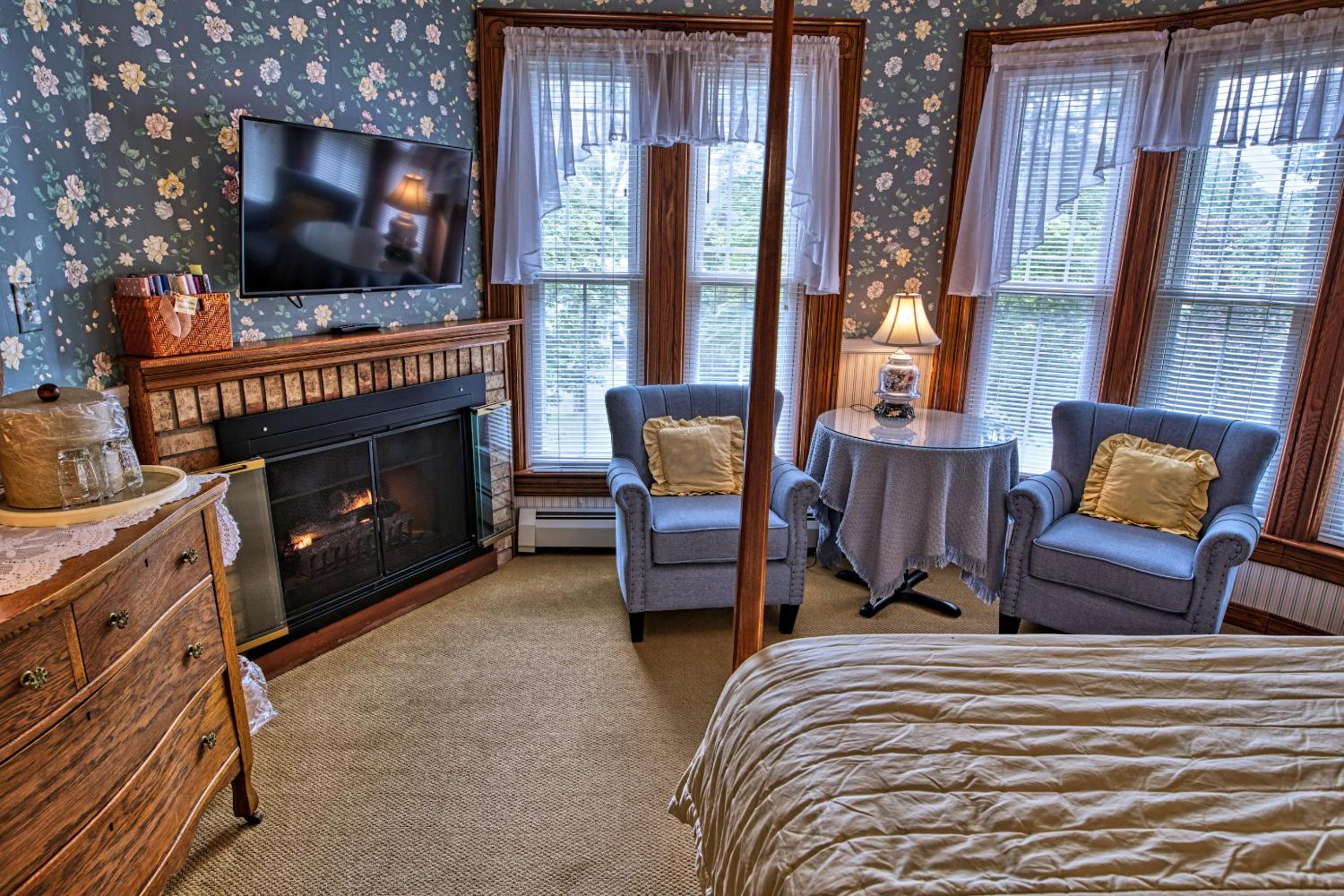 Queen Room photo 2