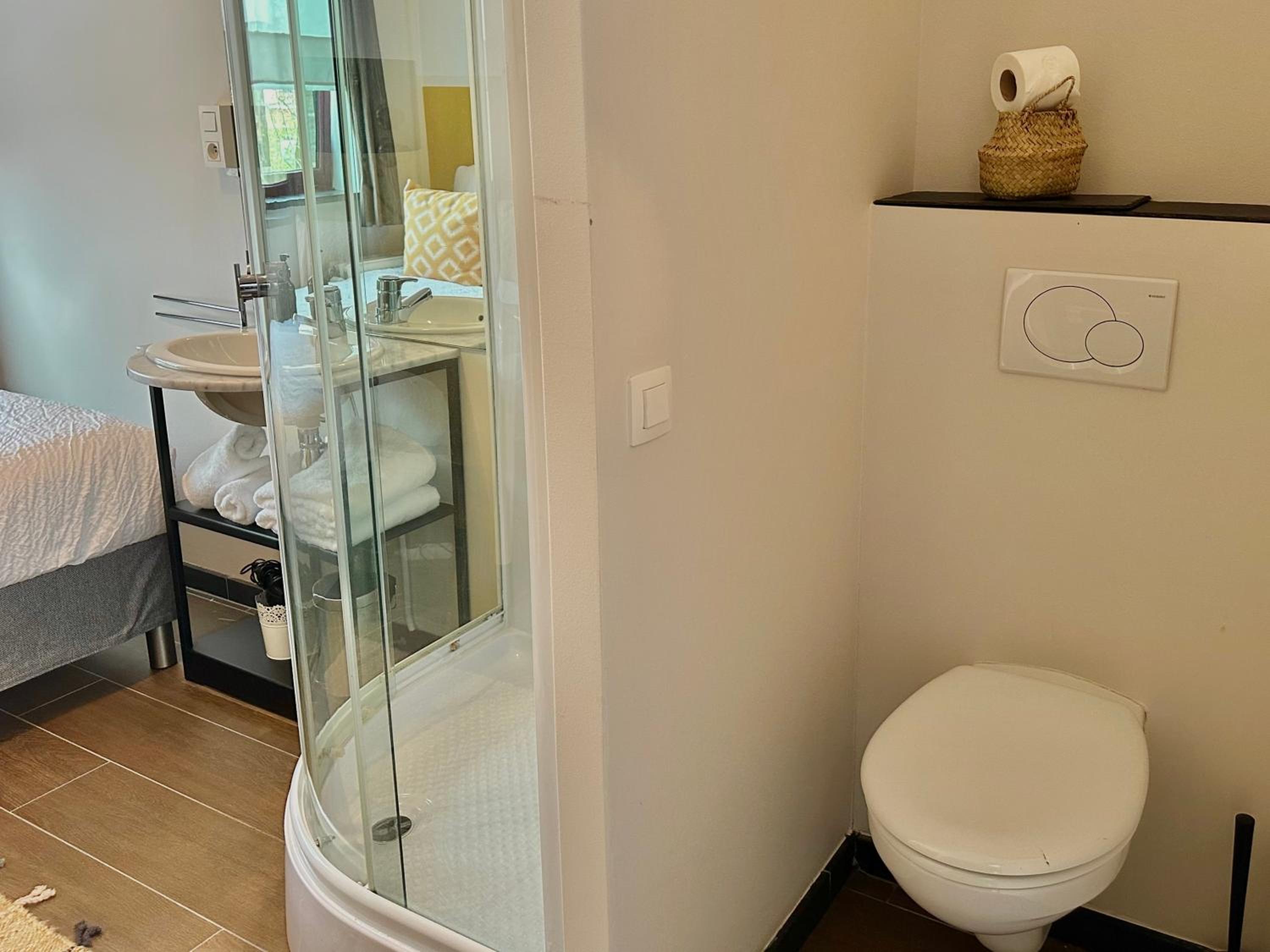 Standard Single Room with Shower photo 3