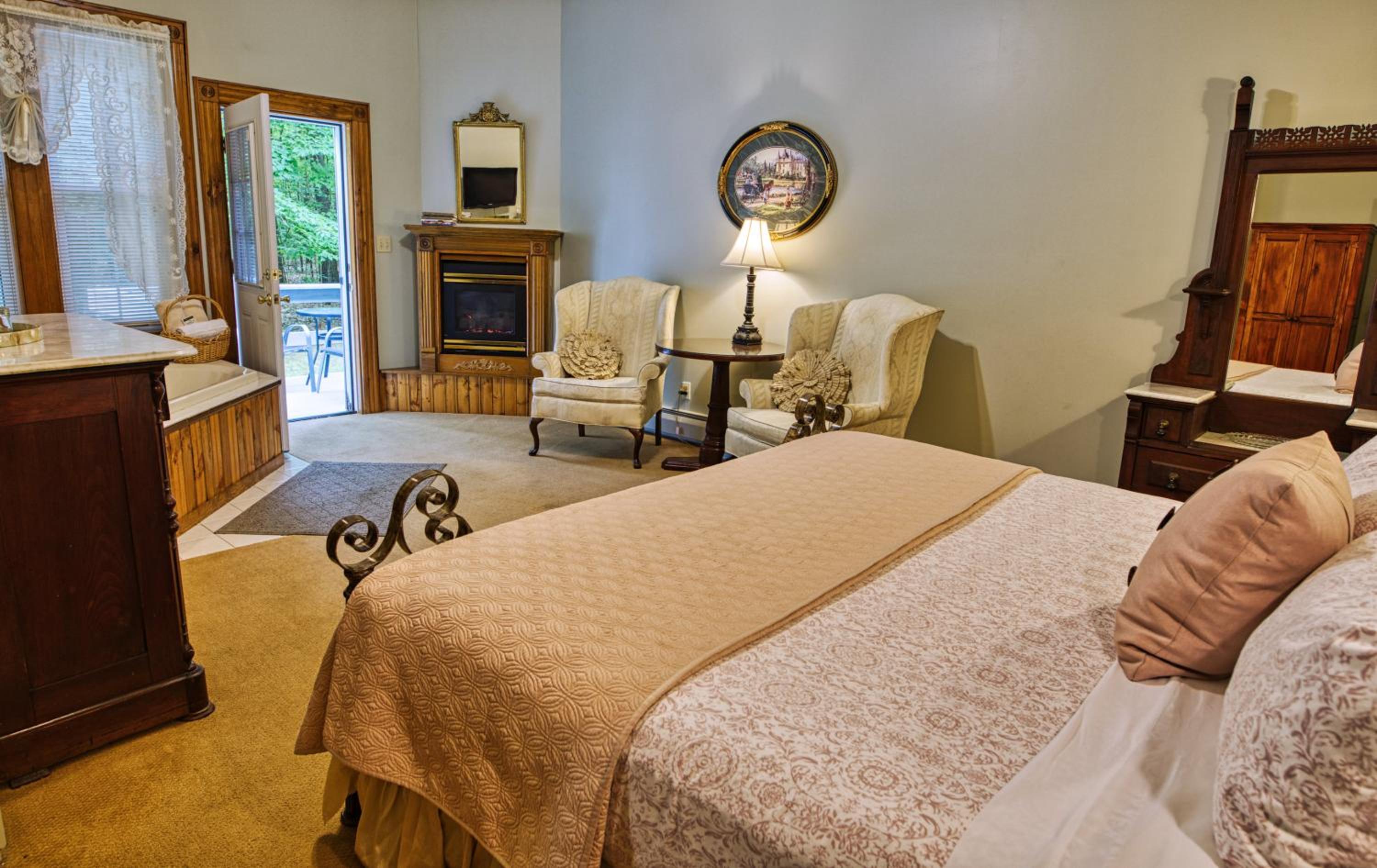 King Suite with Balcony photo 2