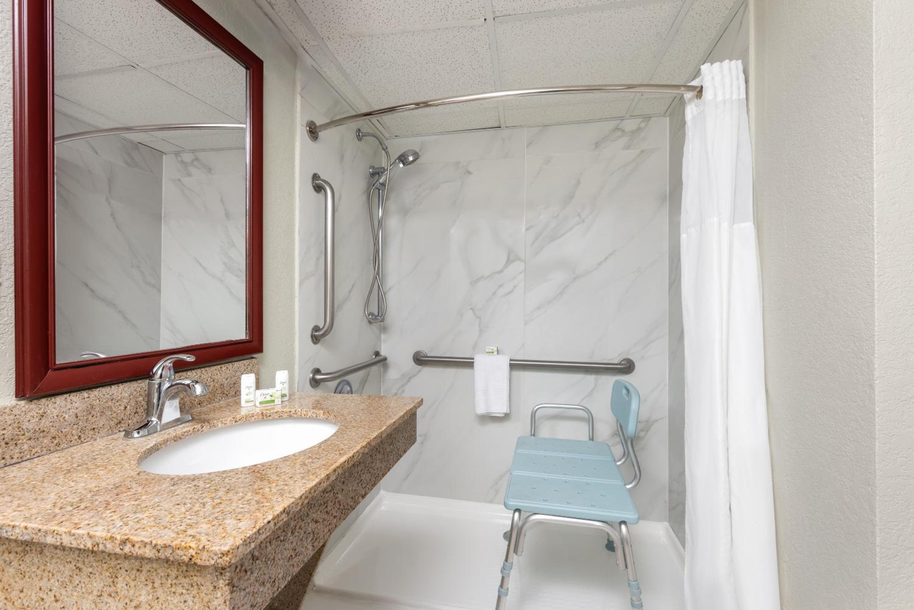 King Room with Bath Tub - Disability Access - Photo 4