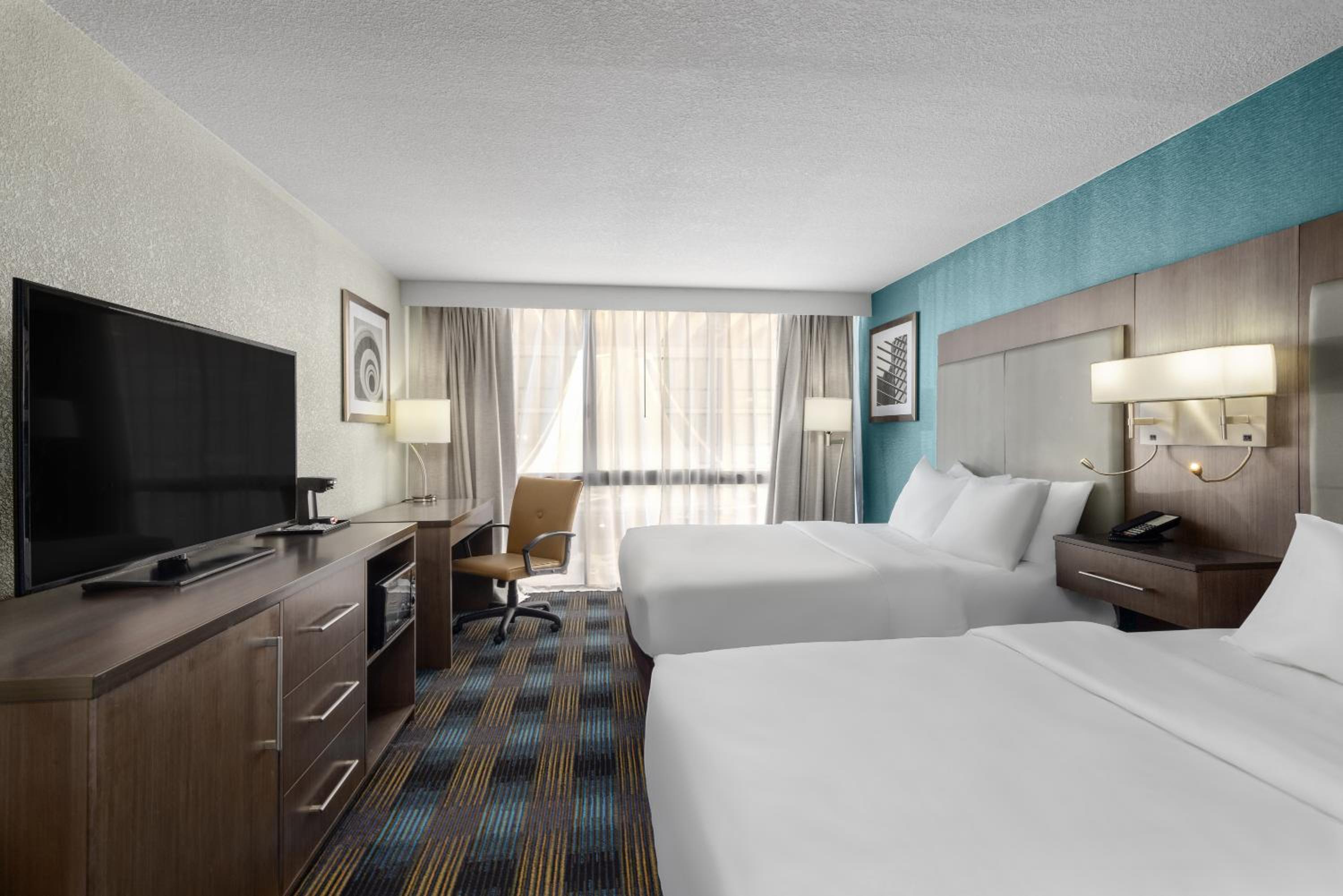 Queen Room with Two Queen Beds - Non-Smoking - Photo 4